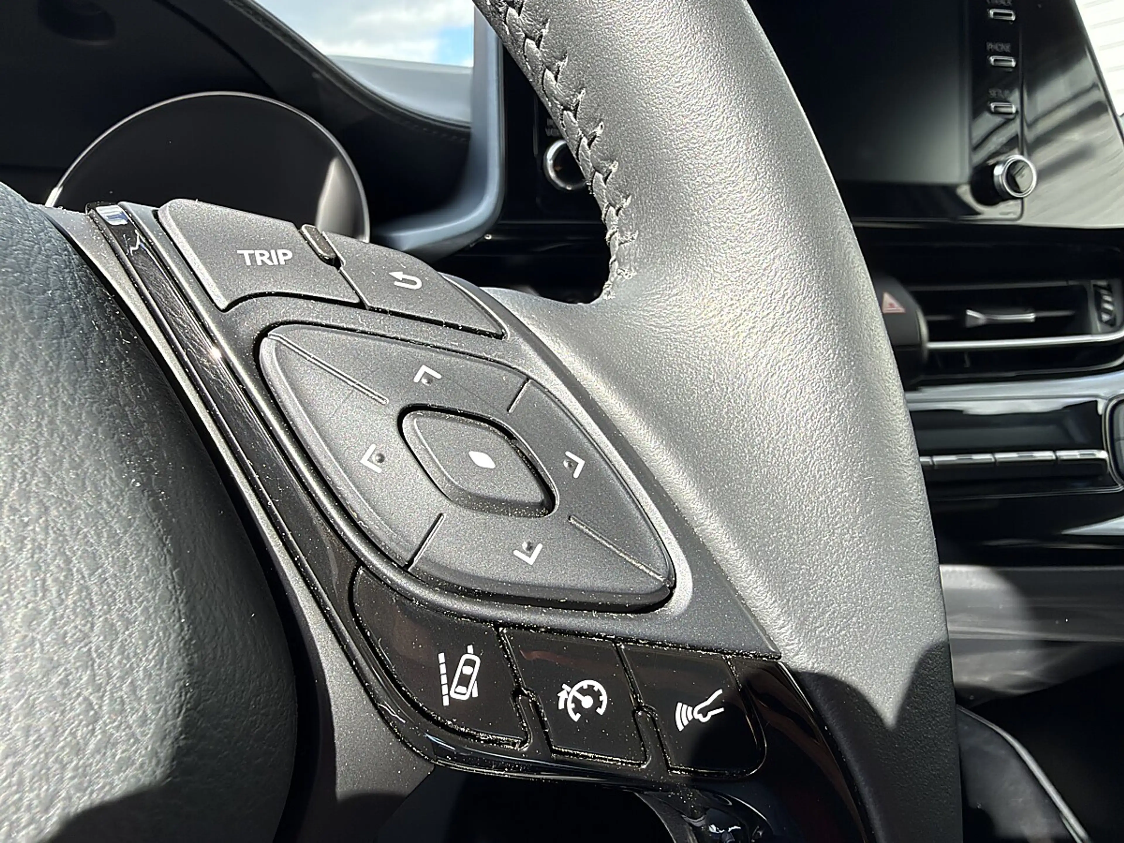 Toyota C-HR 1,8 Hybrid C-ENTER CVT — photo 14