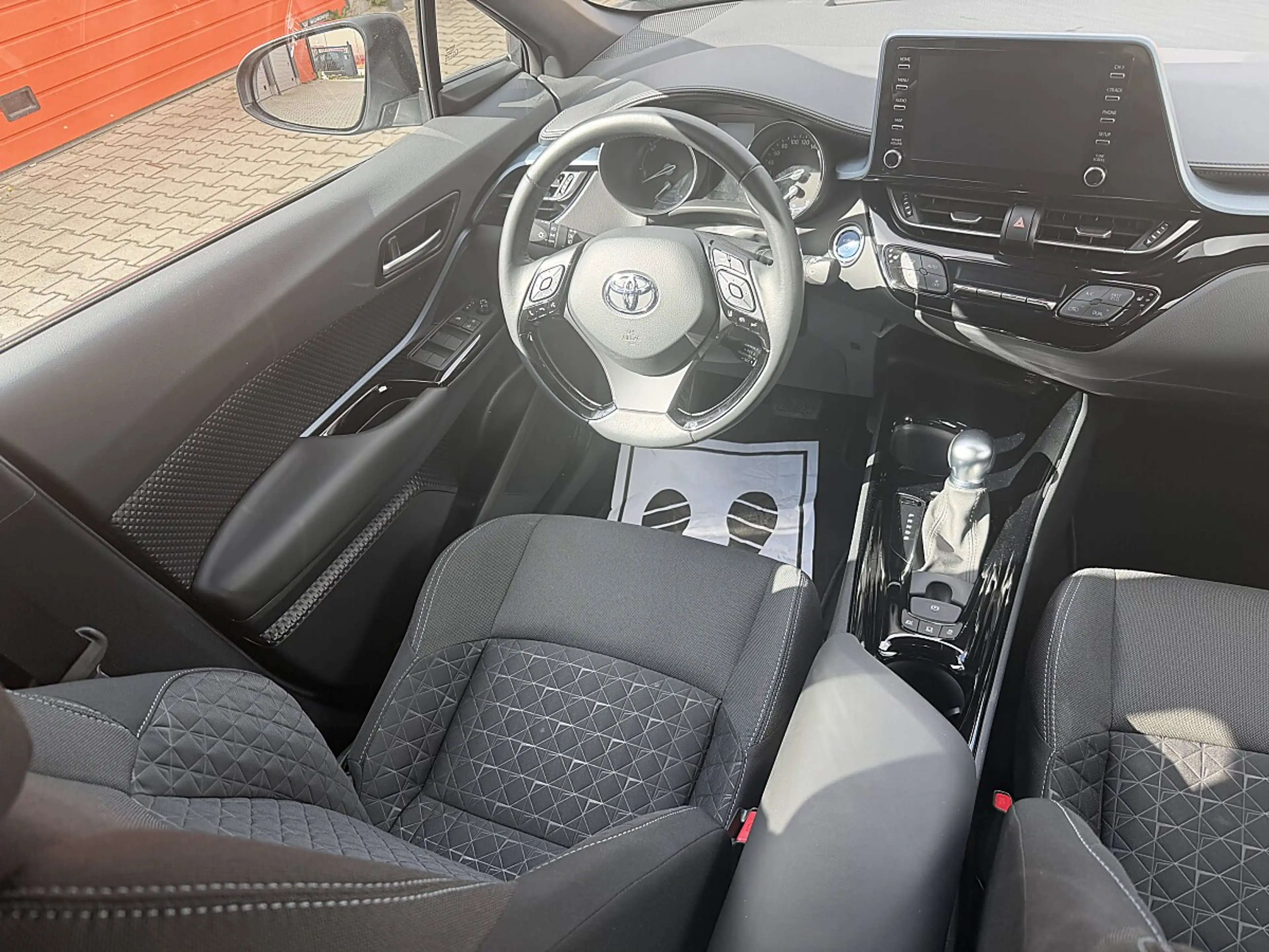 Toyota C-HR 1,8 Hybrid C-ENTER CVT — photo 10