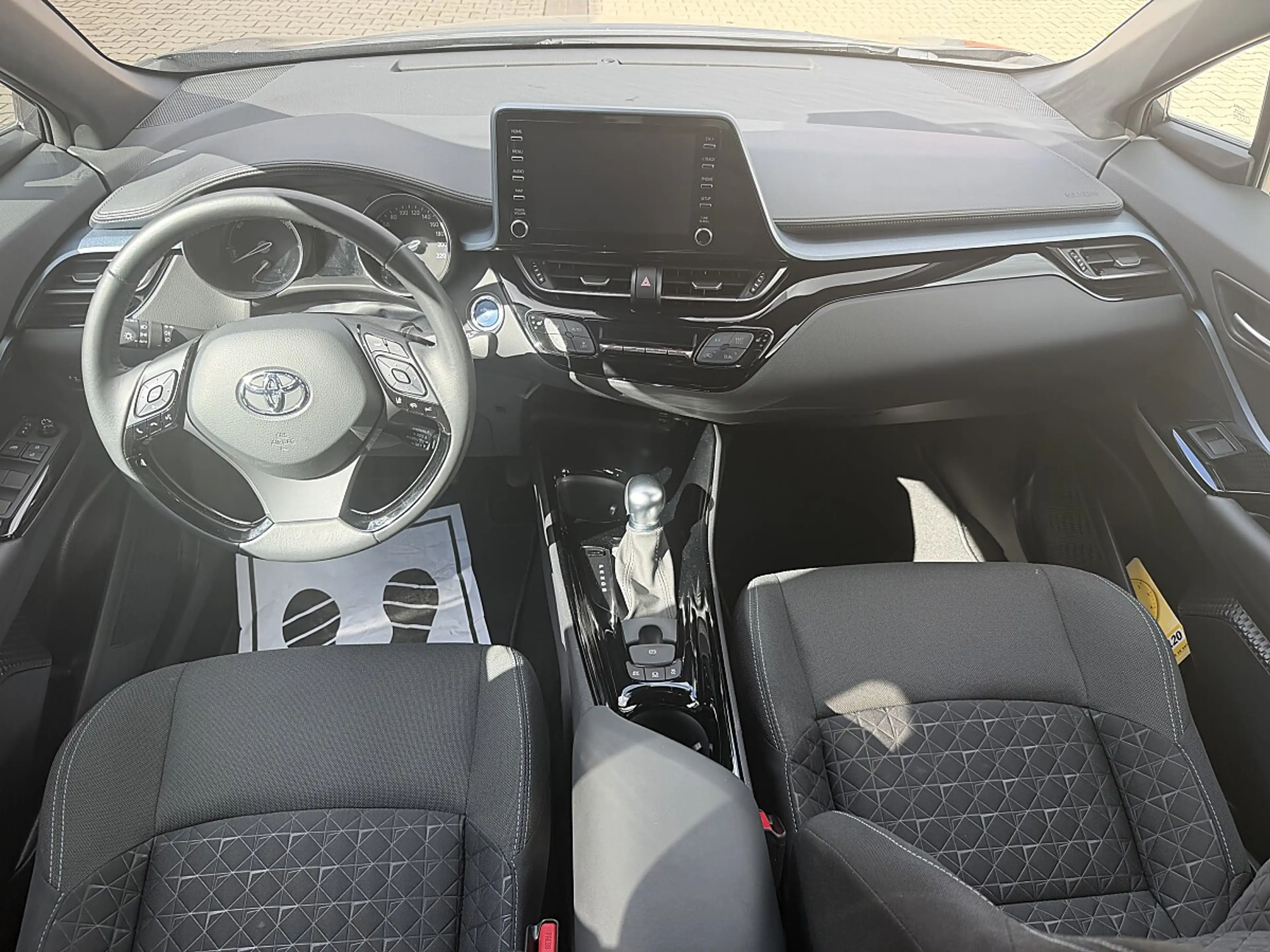 Toyota C-HR 1,8 Hybrid C-ENTER CVT — photo 9