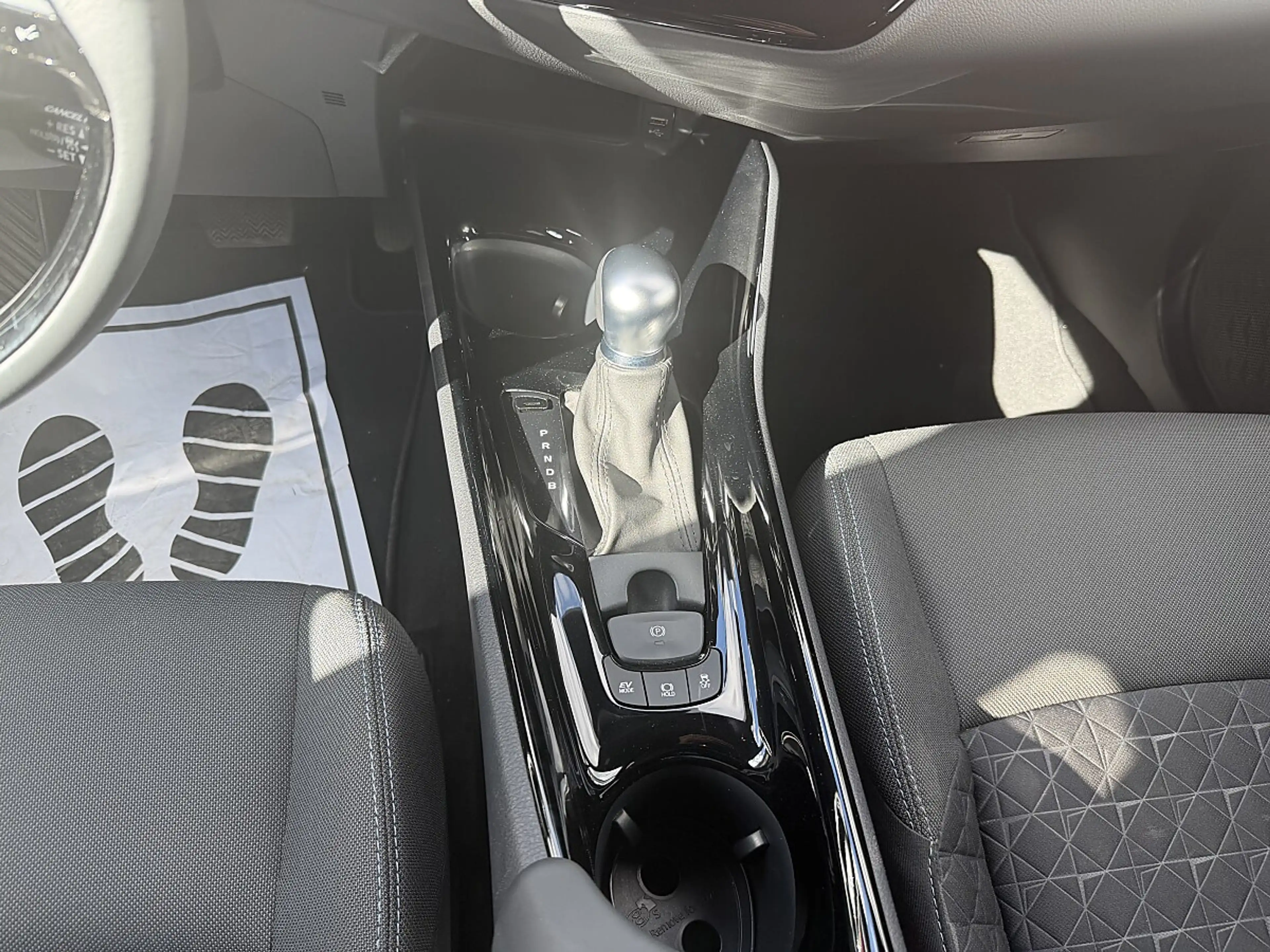 Toyota C-HR 1,8 Hybrid C-ENTER CVT — photo 13