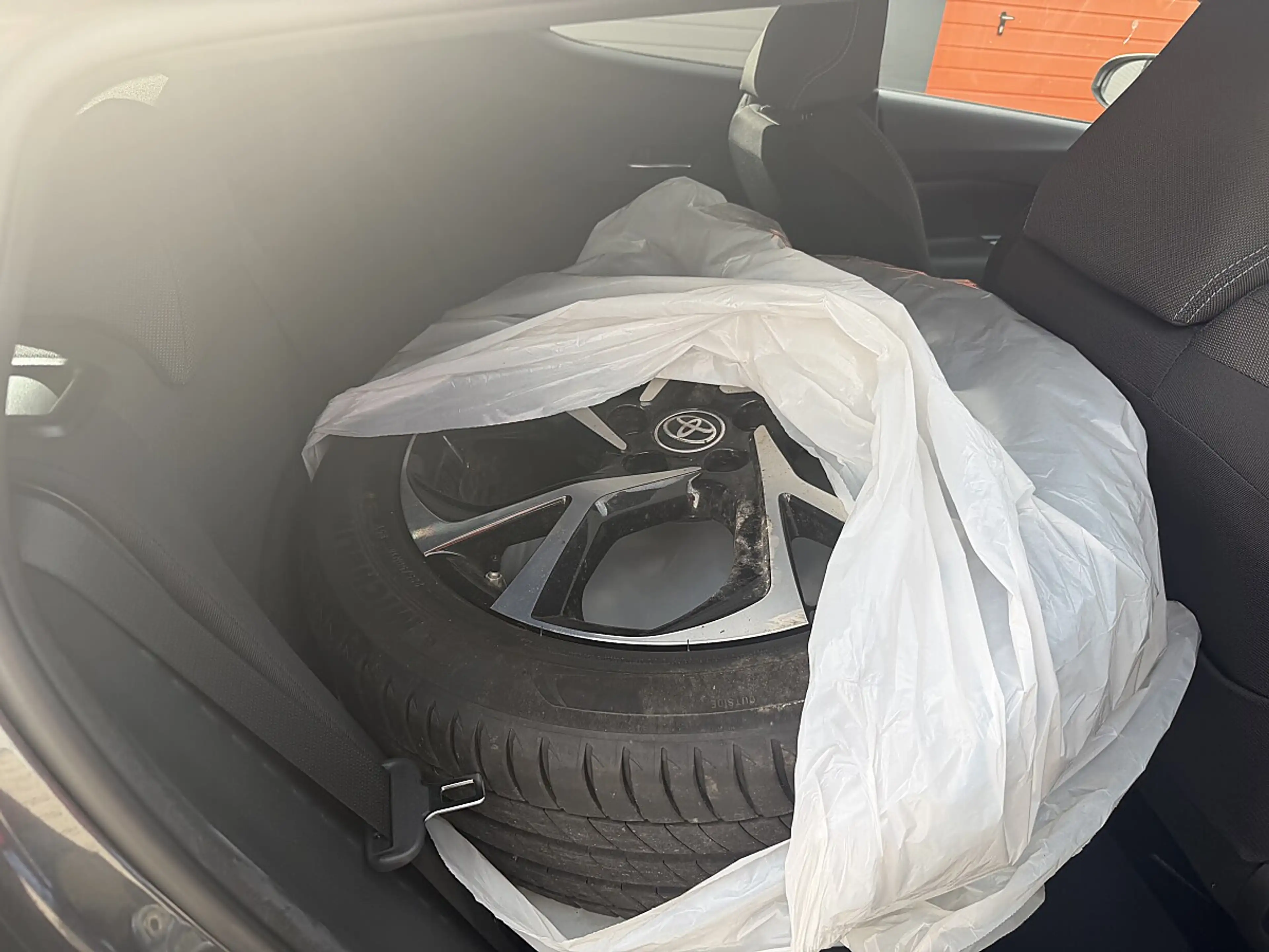Toyota C-HR 1,8 Hybrid C-ENTER CVT — photo 8
