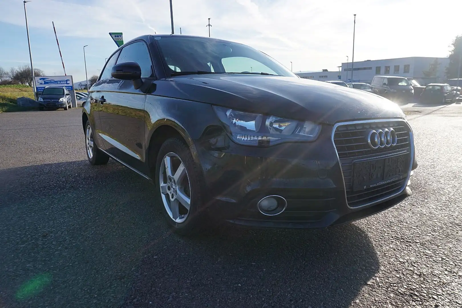 Audi A1 1,2 TFSI Attraction Schwarz - 1