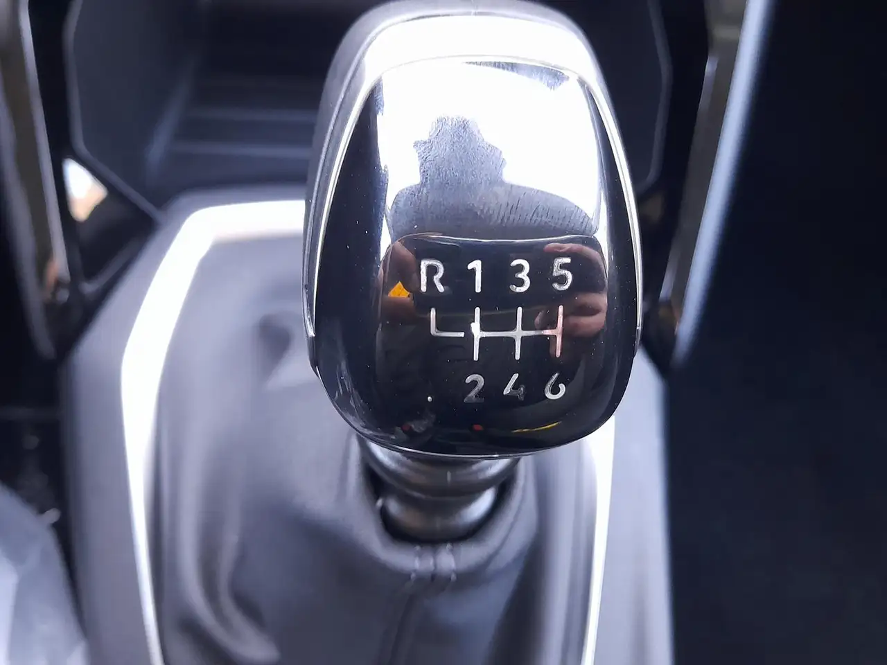 Peugeot 208 1.2 Style NAVI/APP~SHZ~LED~PDC~DAB~GRA~MFL 24