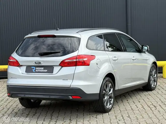Ford Focus view 3