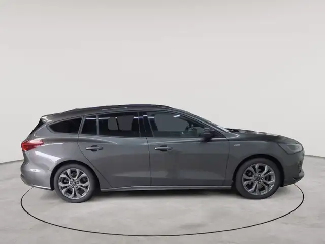 Ford Focus view 3