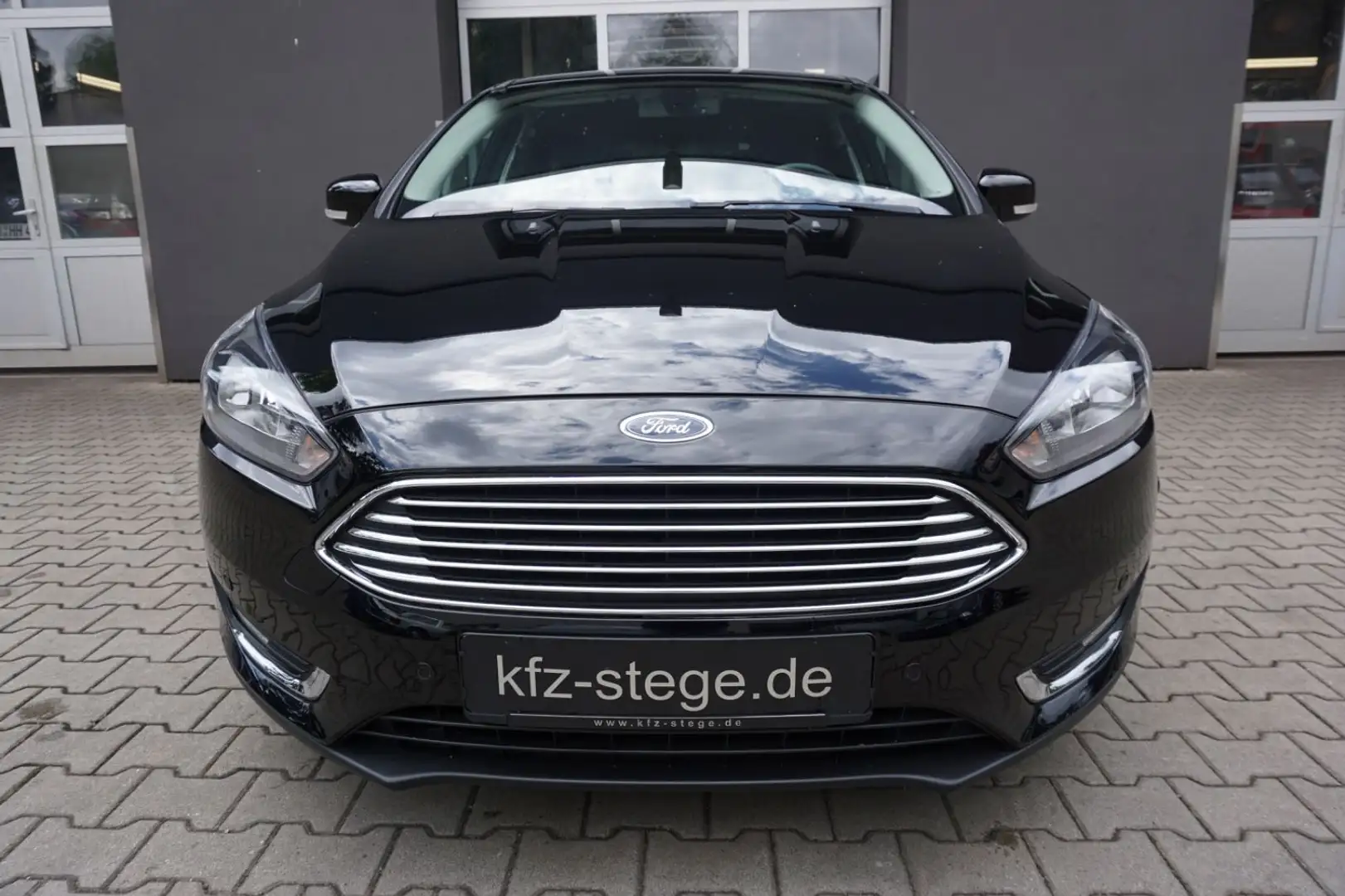 Ford Focus Lim. Titanium/Sitzh./Navi/Kamera Negro - 2