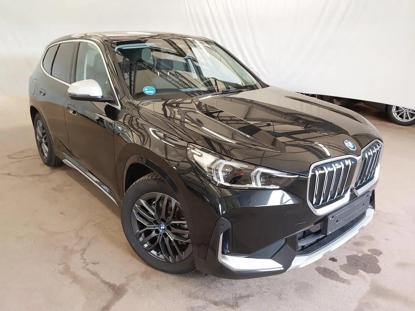 BMW iX1 30 xDrive xLine xLine DrivAssProf_Headup_360 Grad Schwarz - 2