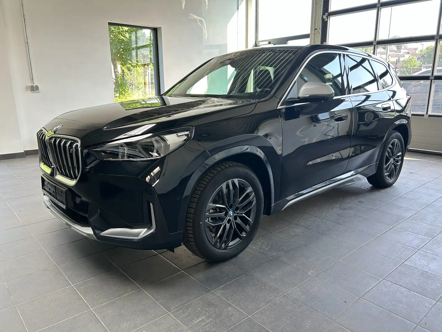 BMW iX1 30 xDrive xLine xLine DrivAssProf_Headup_360 Grad Schwarz - 1