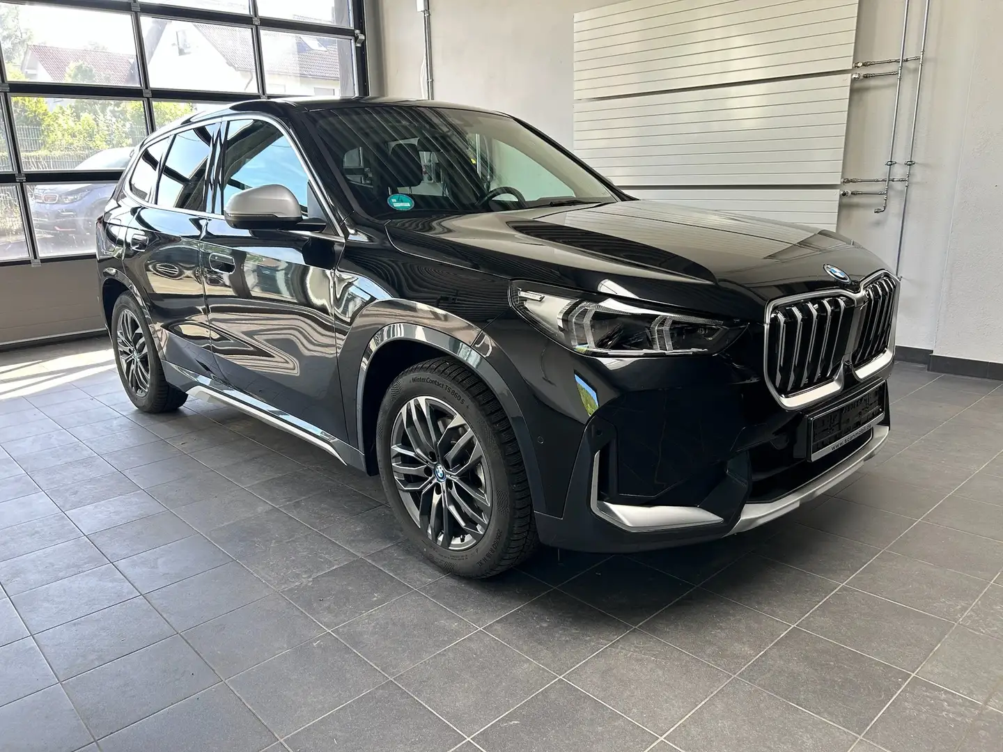 BMW iX1 30 xDrive xLine xLine DrivAssProf_Headup_360 Grad Schwarz - 2