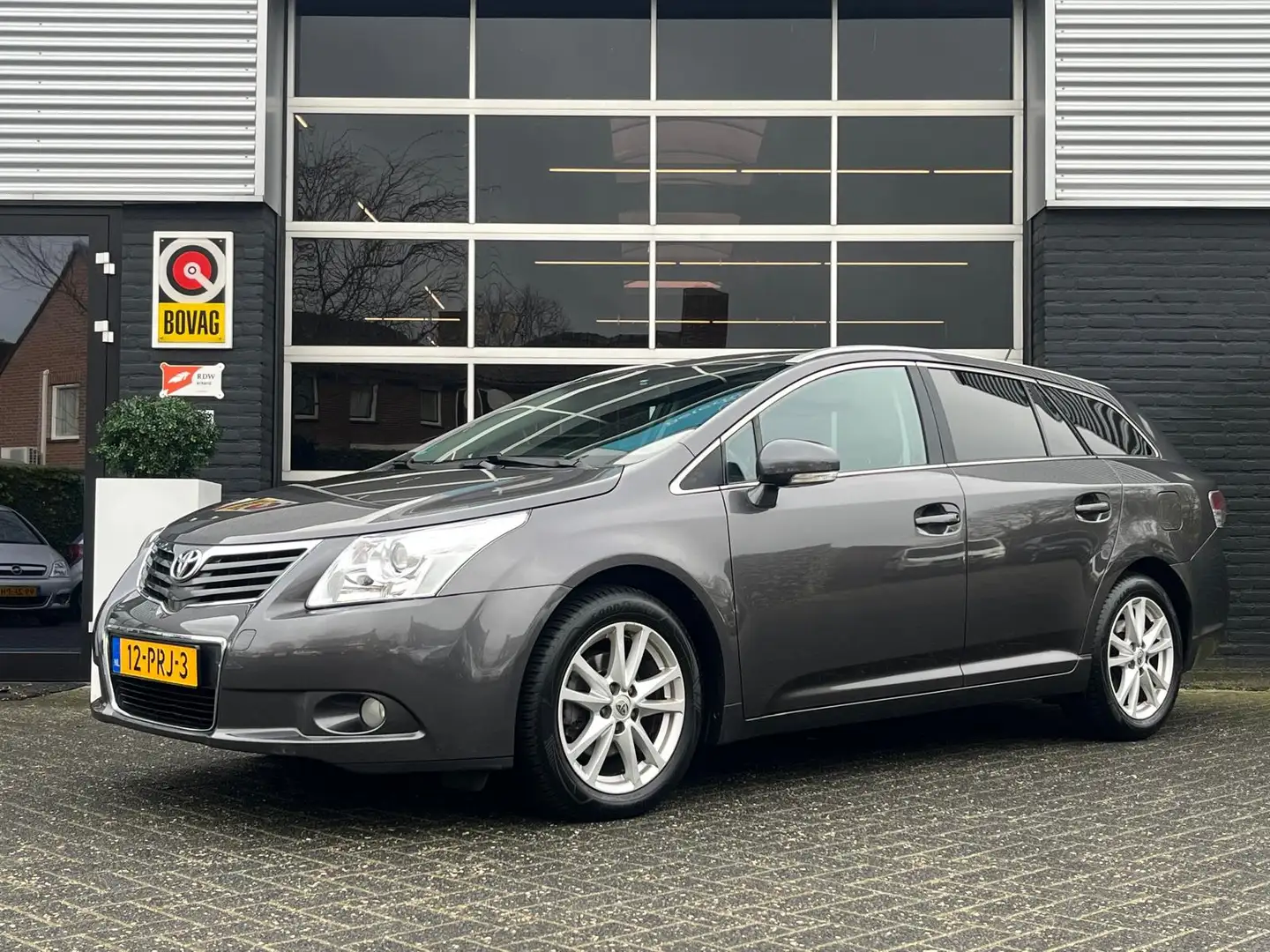 Toyota Avensis Wagon 1.8 VVTi, Airco, Bluetooth, Cruise, Trekhaak Grau - 1