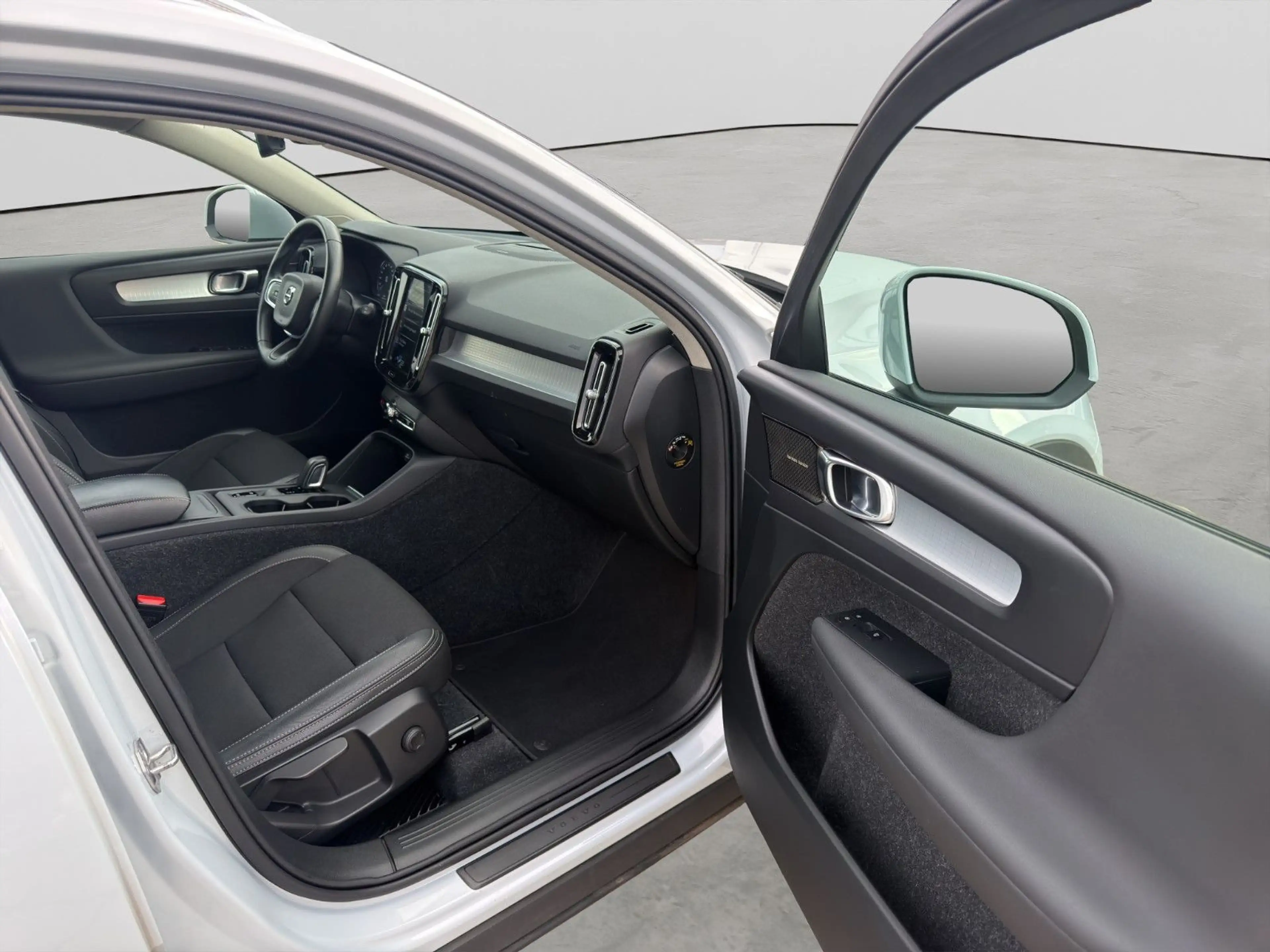 Volvo XC40 2.0 Aut. KLIMAAUT SITZH KAM LED APP H&K GJR — photo 15