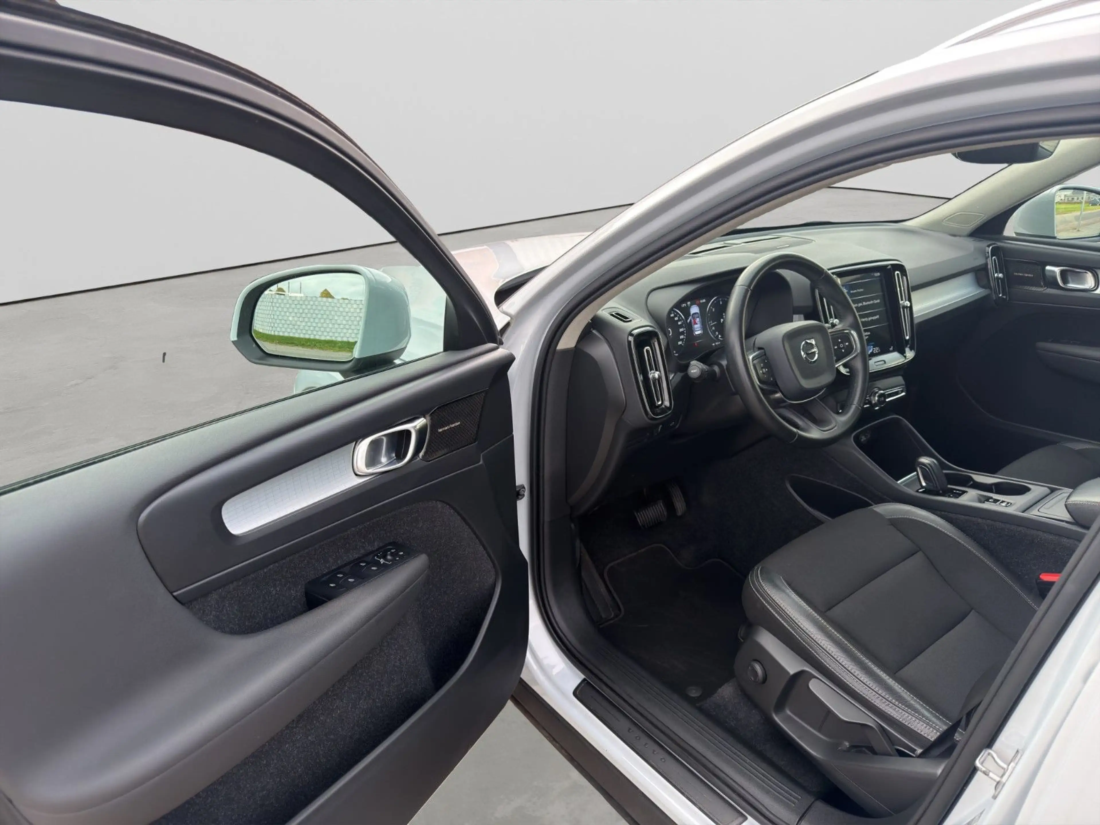 Volvo XC40 2.0 Aut. KLIMAAUT SITZH KAM LED APP H&K GJR — photo 11
