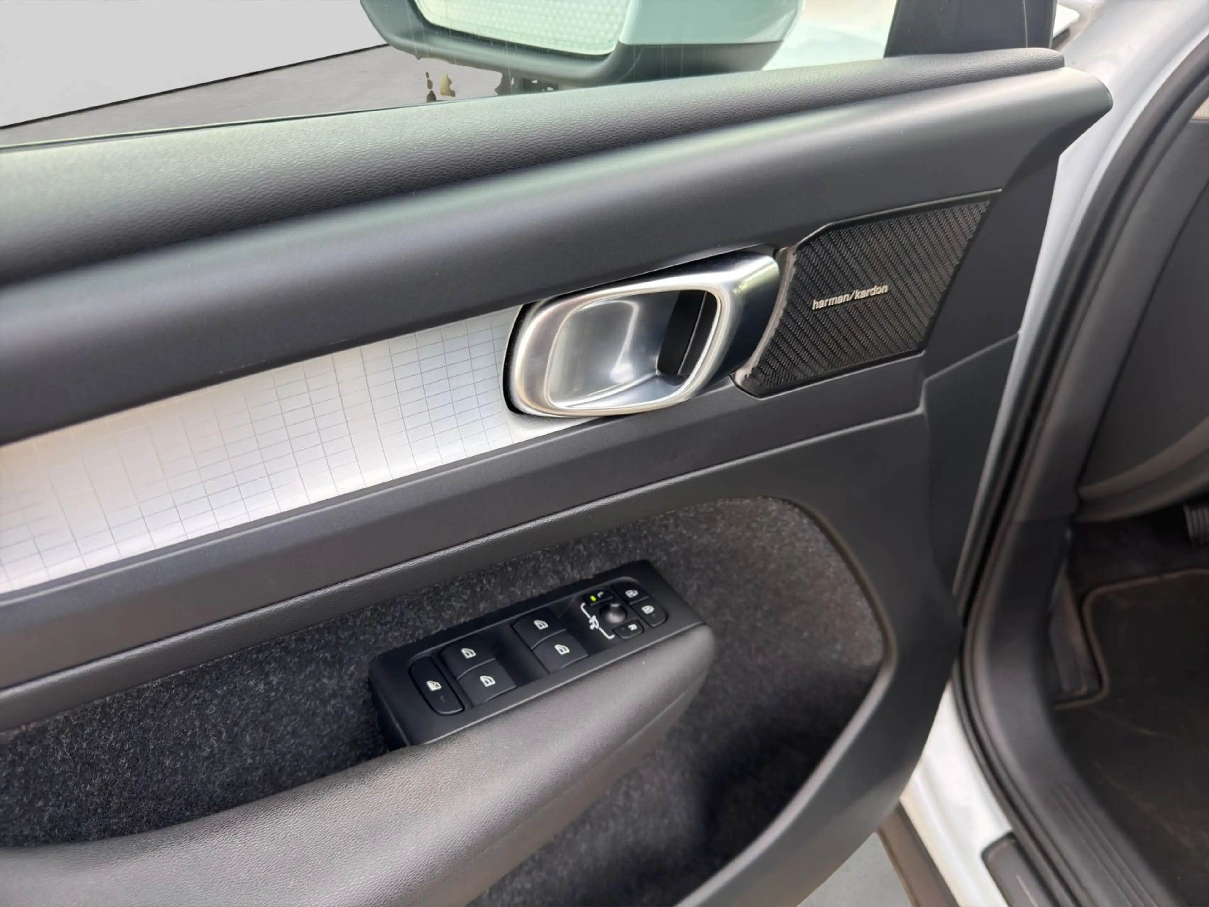 Volvo XC40 2.0 Aut. KLIMAAUT SITZH KAM LED APP H&K GJR — photo 13