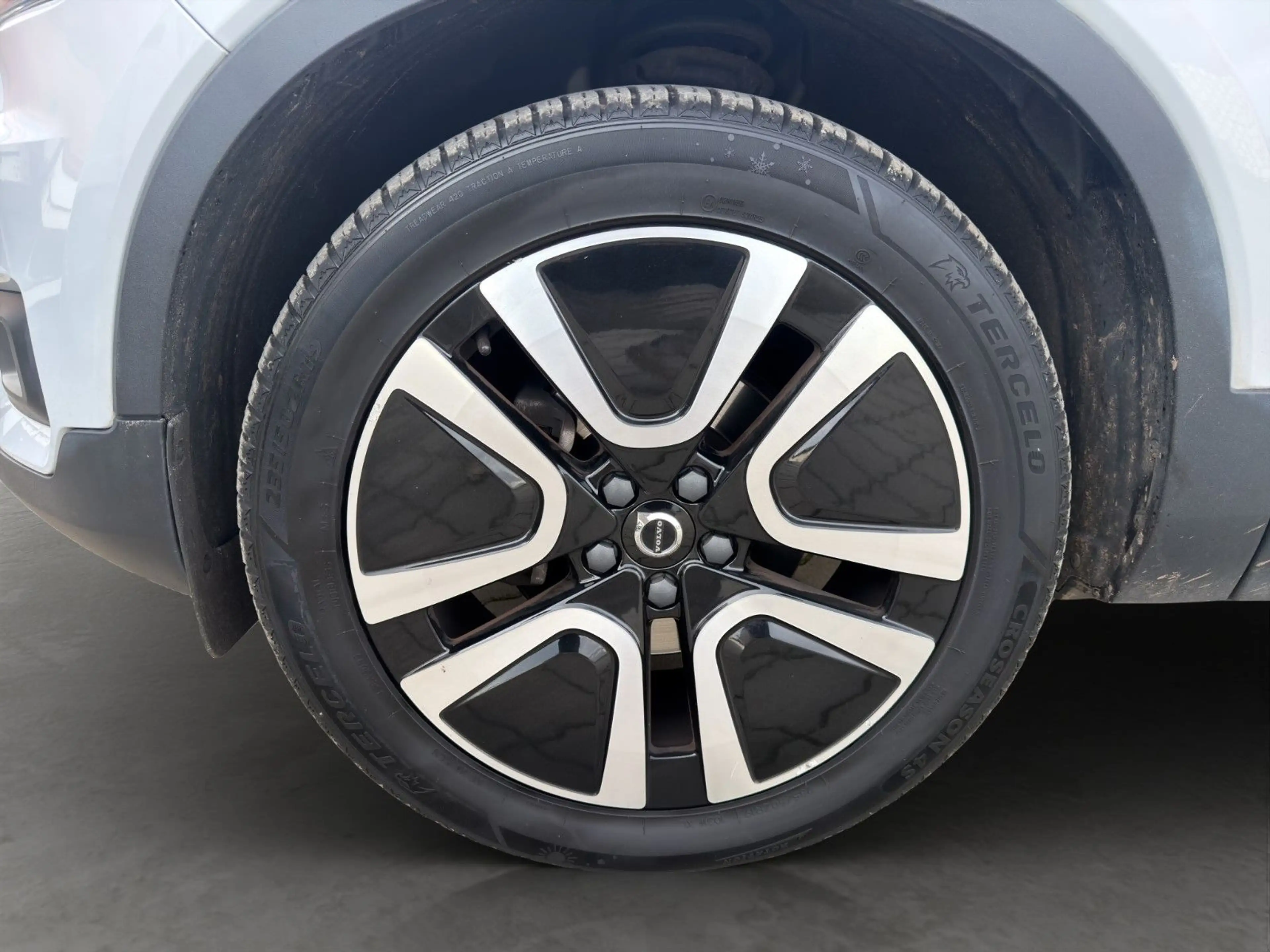 Volvo XC40 2.0 Aut. KLIMAAUT SITZH KAM LED APP H&K GJR — photo 9