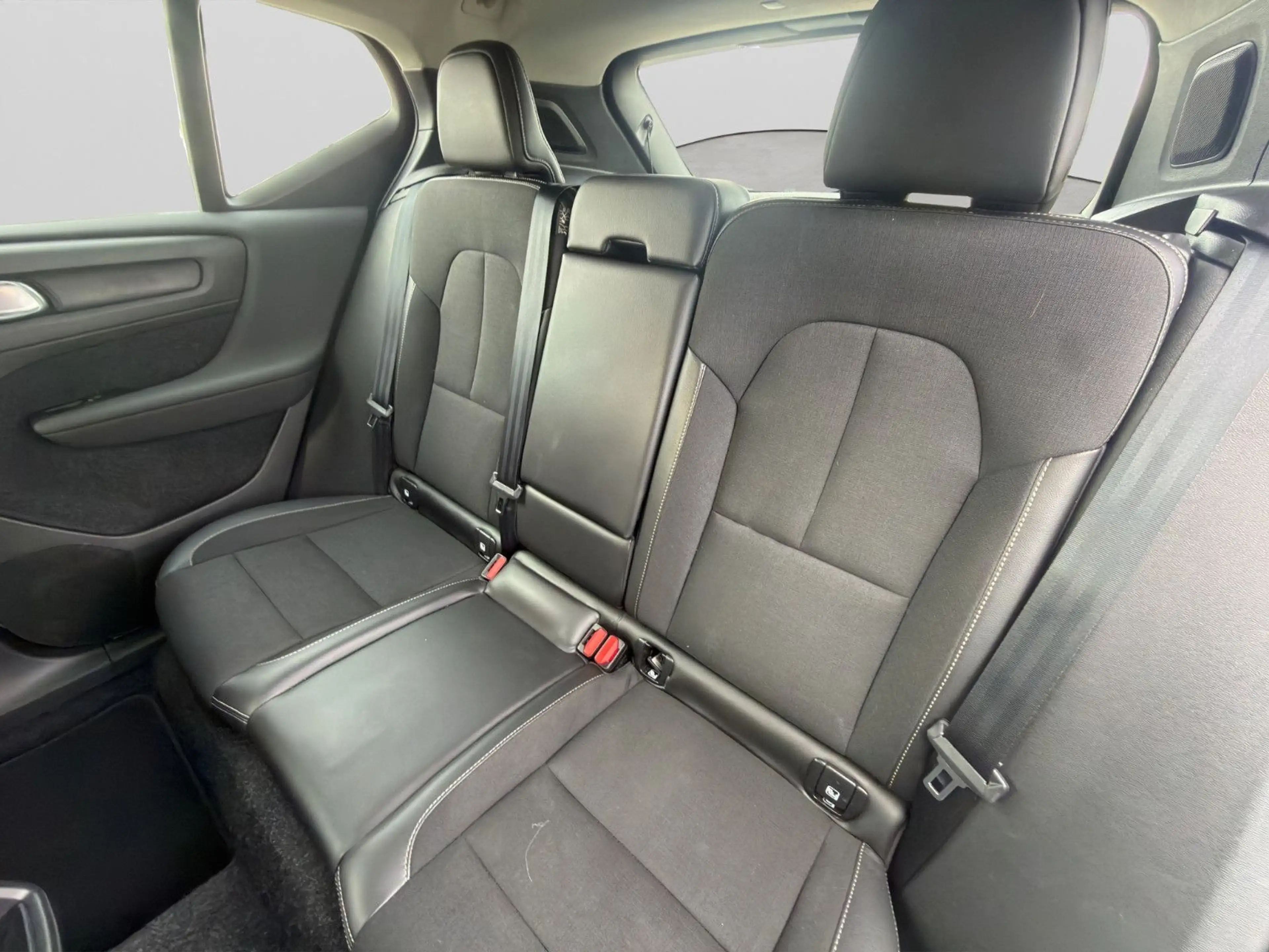 Volvo XC40 2.0 Aut. KLIMAAUT SITZH KAM LED APP H&K GJR — photo 14