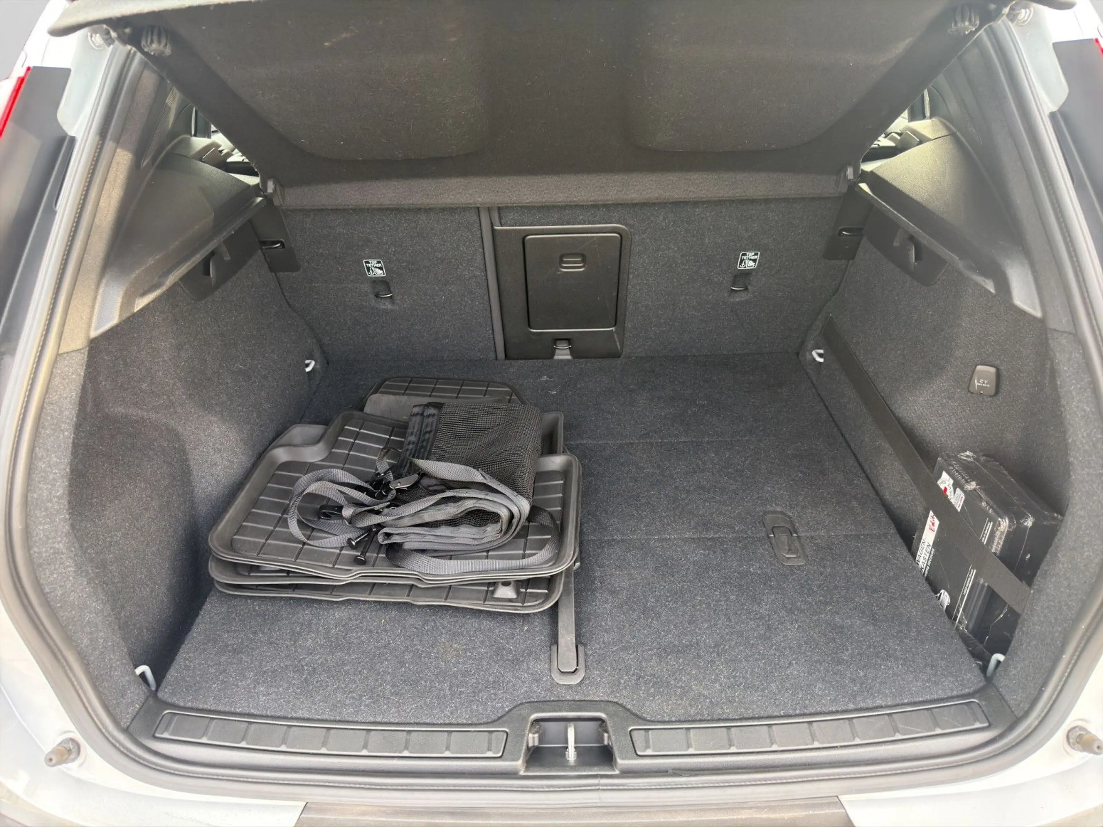 Volvo XC40 2.0 Aut. KLIMAAUT SITZH KAM LED APP H&K GJR — photo 10