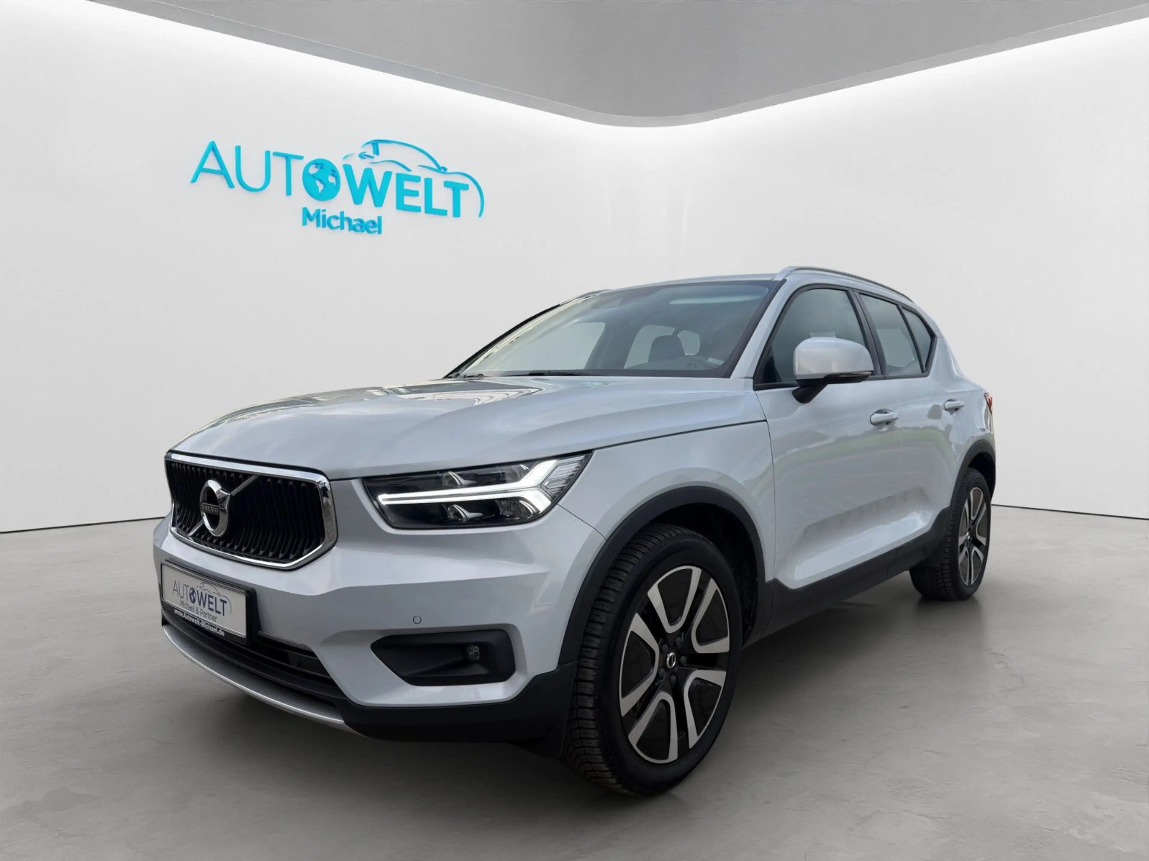 Volvo XC40 2.0 Aut. KLIMAAUT SITZH KAM LED APP H&K GJR