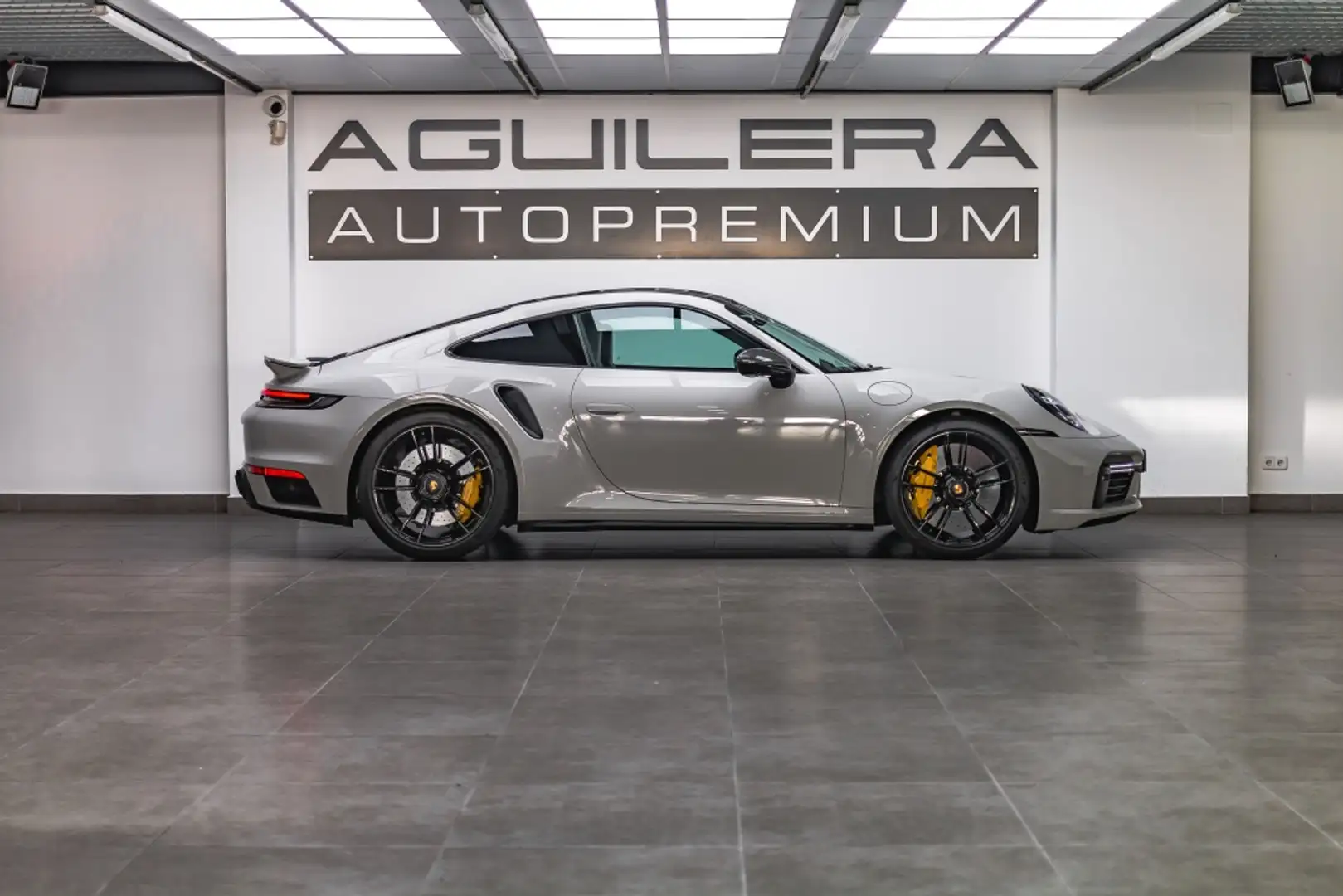 Porsche 992 Turbo S Coupé PDK Gris - 2