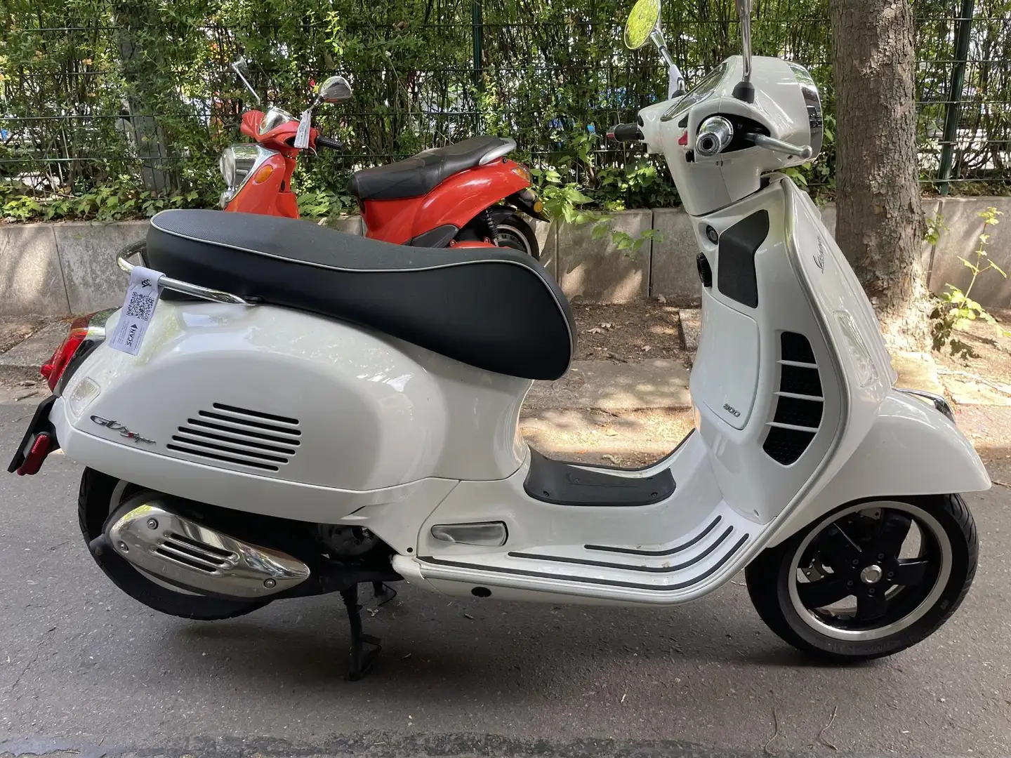 Vespa GTS Super 300 ABS ASR Weiß - 1