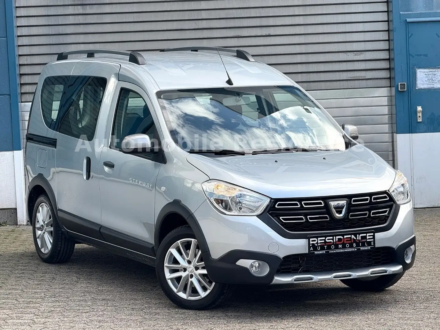 Dacia Dokker Stepway Plus1.5Blue dCi*NAVI*TEMP*SHZ*AHK Grau - 1