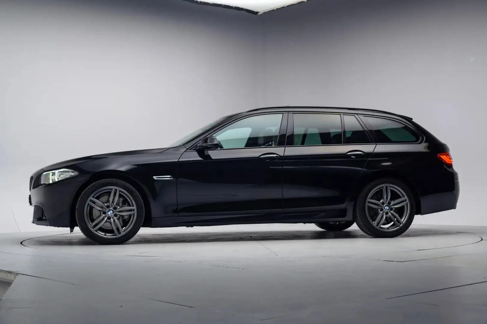 BMW 535 5-serie Touring 535i xDrive M Sport Shadow [ Panor Zwart - 2
