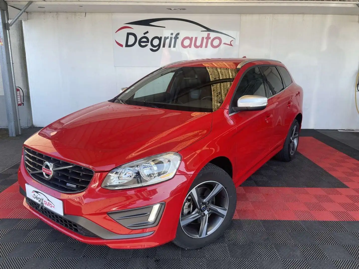 Volvo XC60 D4 163 ch AWD R-Design Geartronic A Rouge - 1