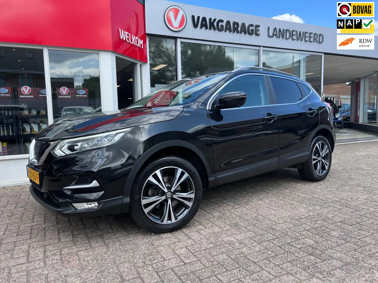 Nissan Qashqai 1.6 Tekna, navi, pdc, panodak, 1e eigenaar Zwart - 1