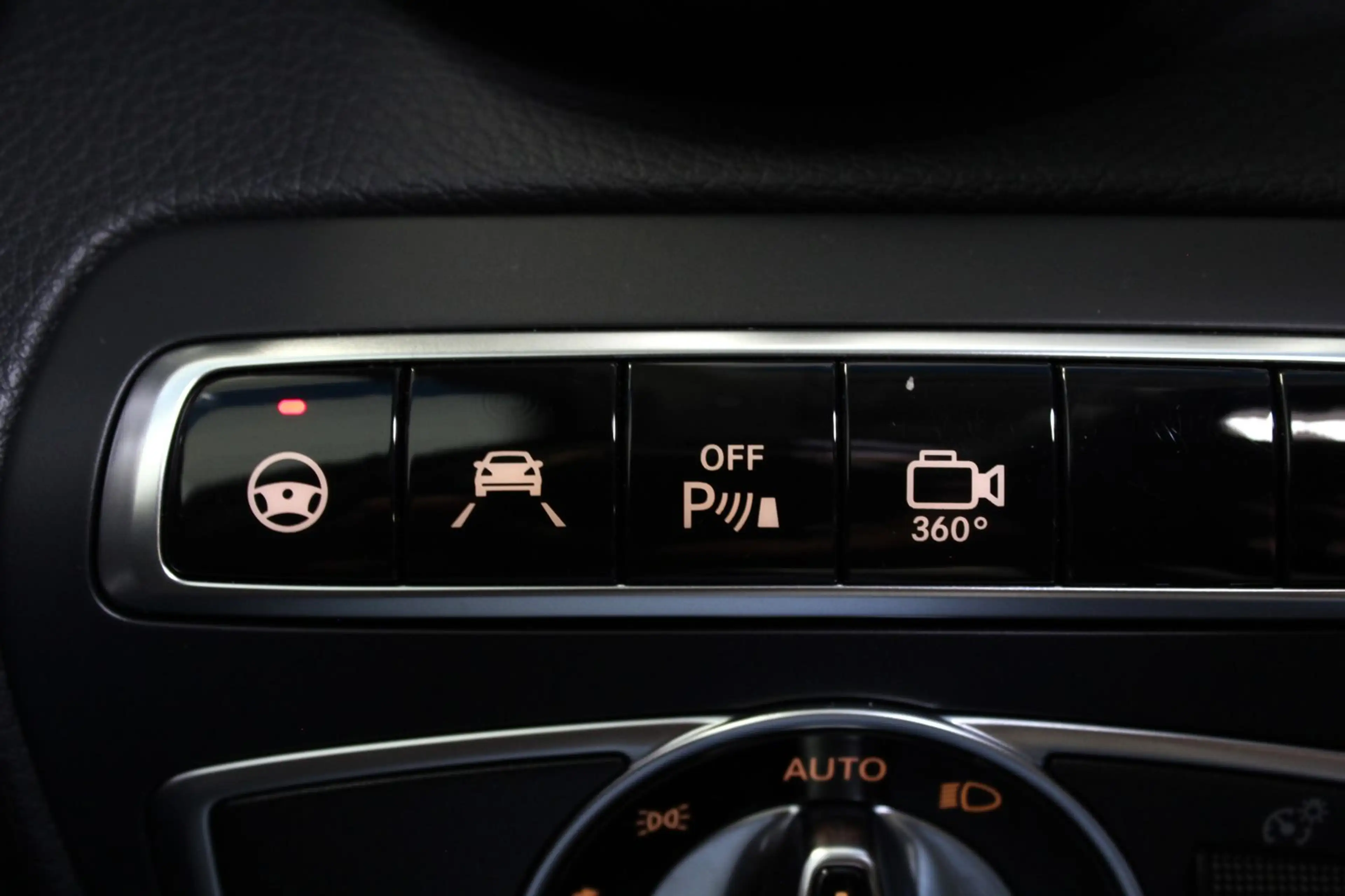 Mercedes-Benz GLC 250 d 4Matic*AMG LINE*DISTRO*PANO*NIGHT*AHK* — photo 4