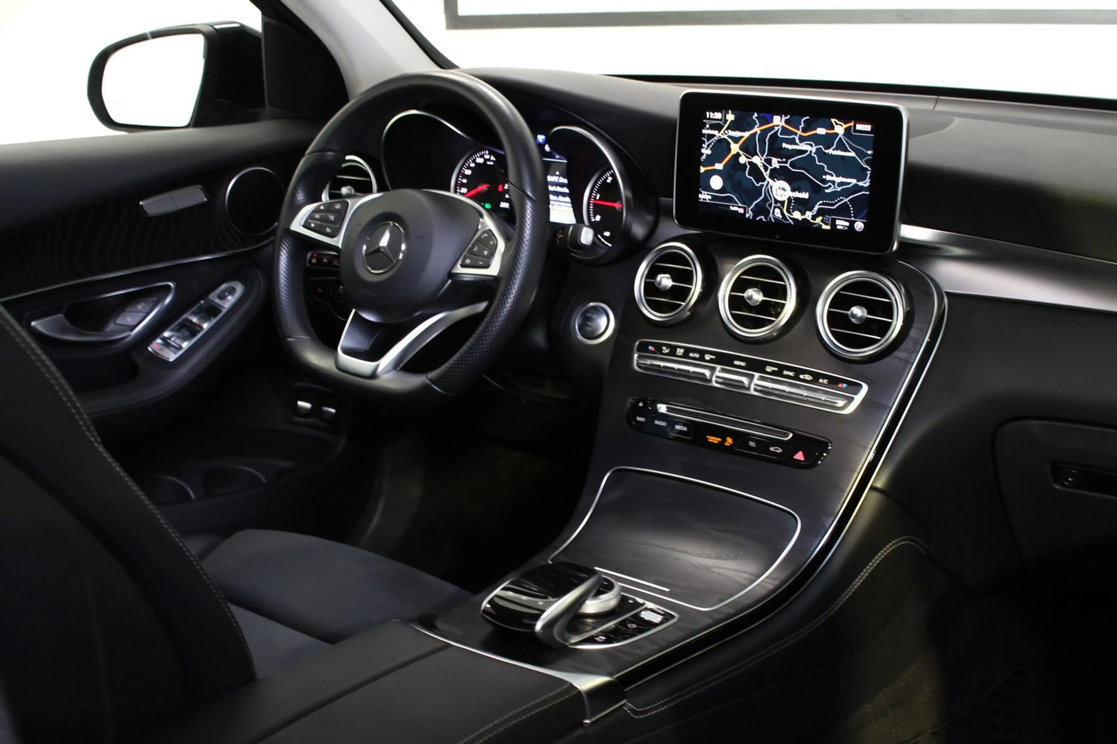 Mercedes-Benz GLC 250 d 4Matic*AMG LINE*DISTRO*PANO*NIGHT*AHK* — photo 3