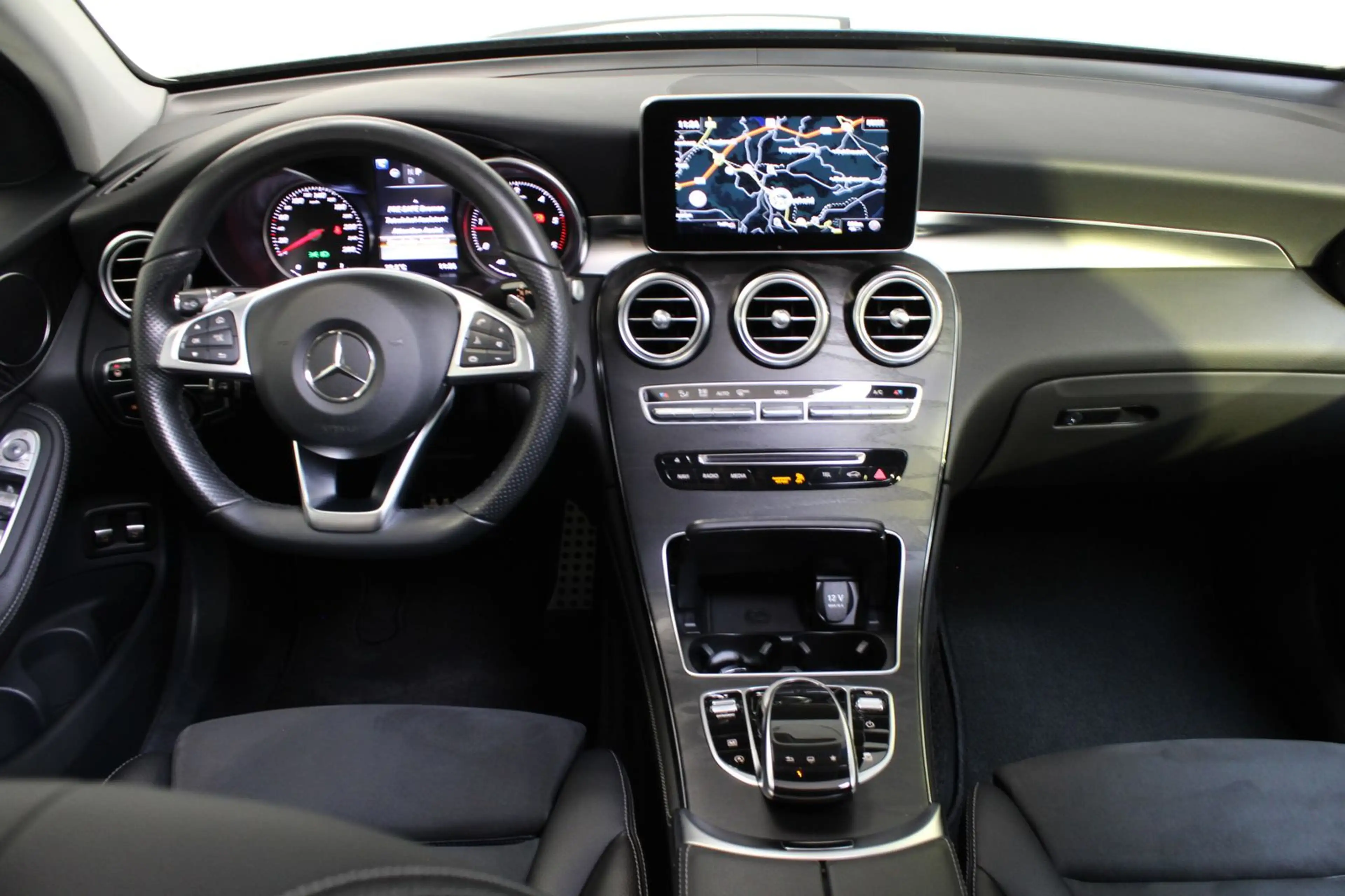 Mercedes-Benz GLC 250 d 4Matic*AMG LINE*DISTRO*PANO*NIGHT*AHK* — photo 2