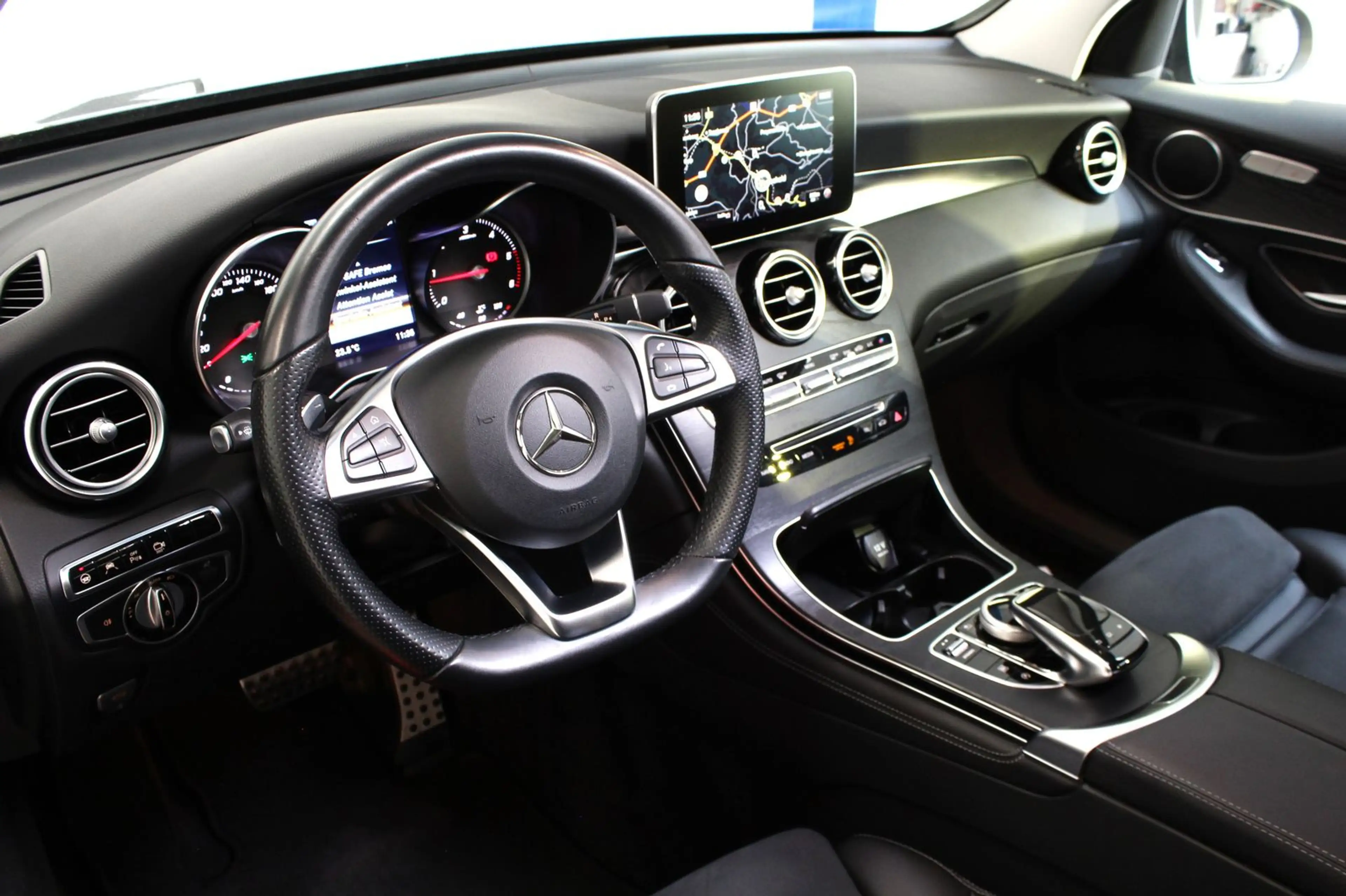 Mercedes-Benz GLC 250 d 4Matic*AMG LINE*DISTRO*PANO*NIGHT*AHK*