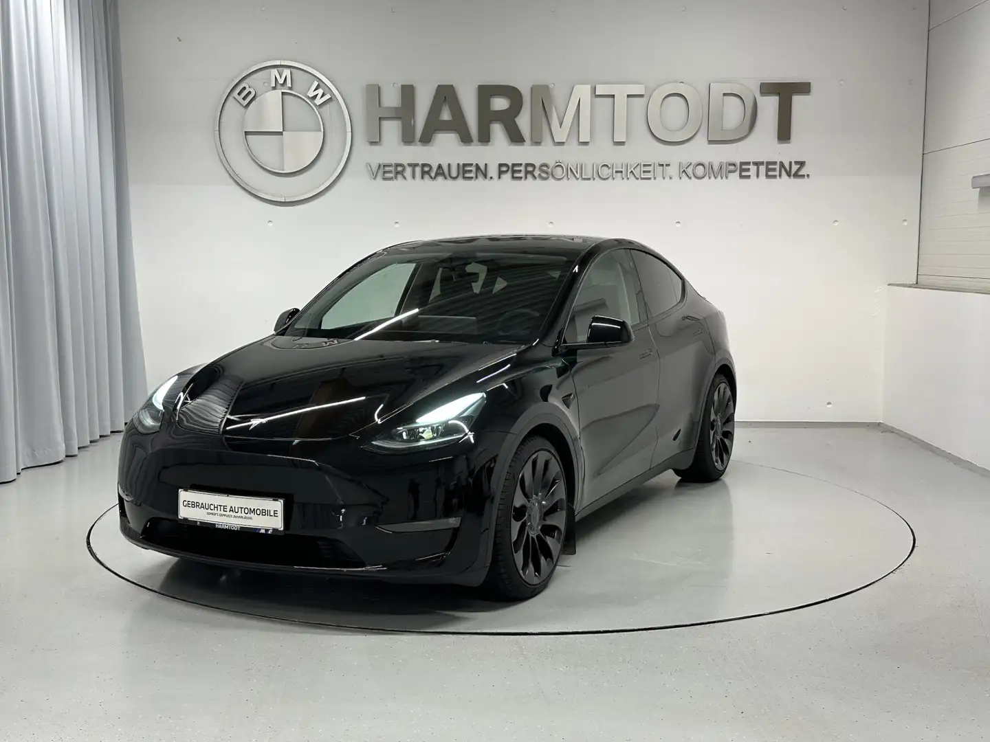 Tesla Model Y AWD Performance Schwarz - 2