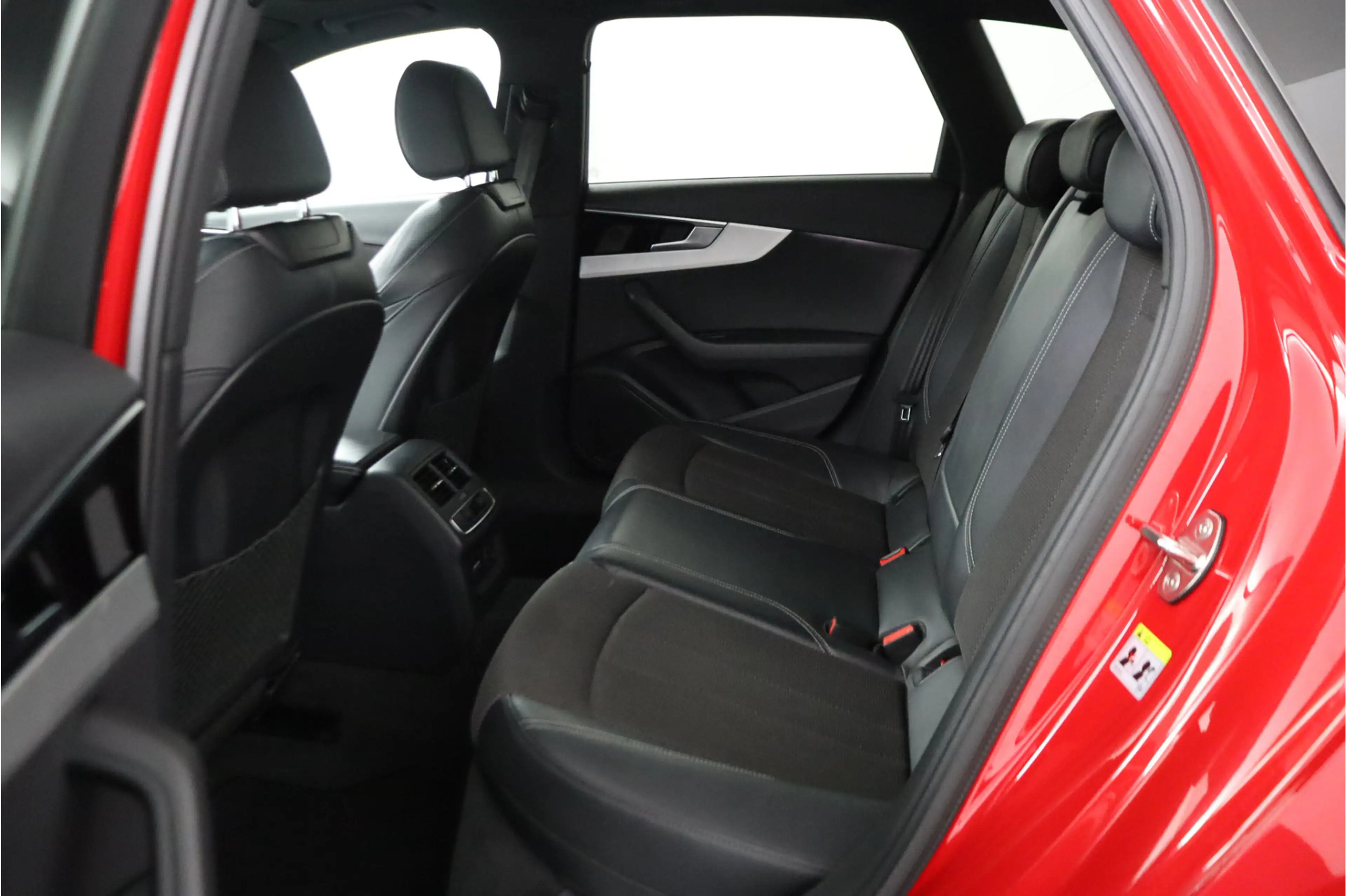 Audi A4 Avant 35 TFSI S-LINE Launch Edition Sport, Orig.NL — photo 9