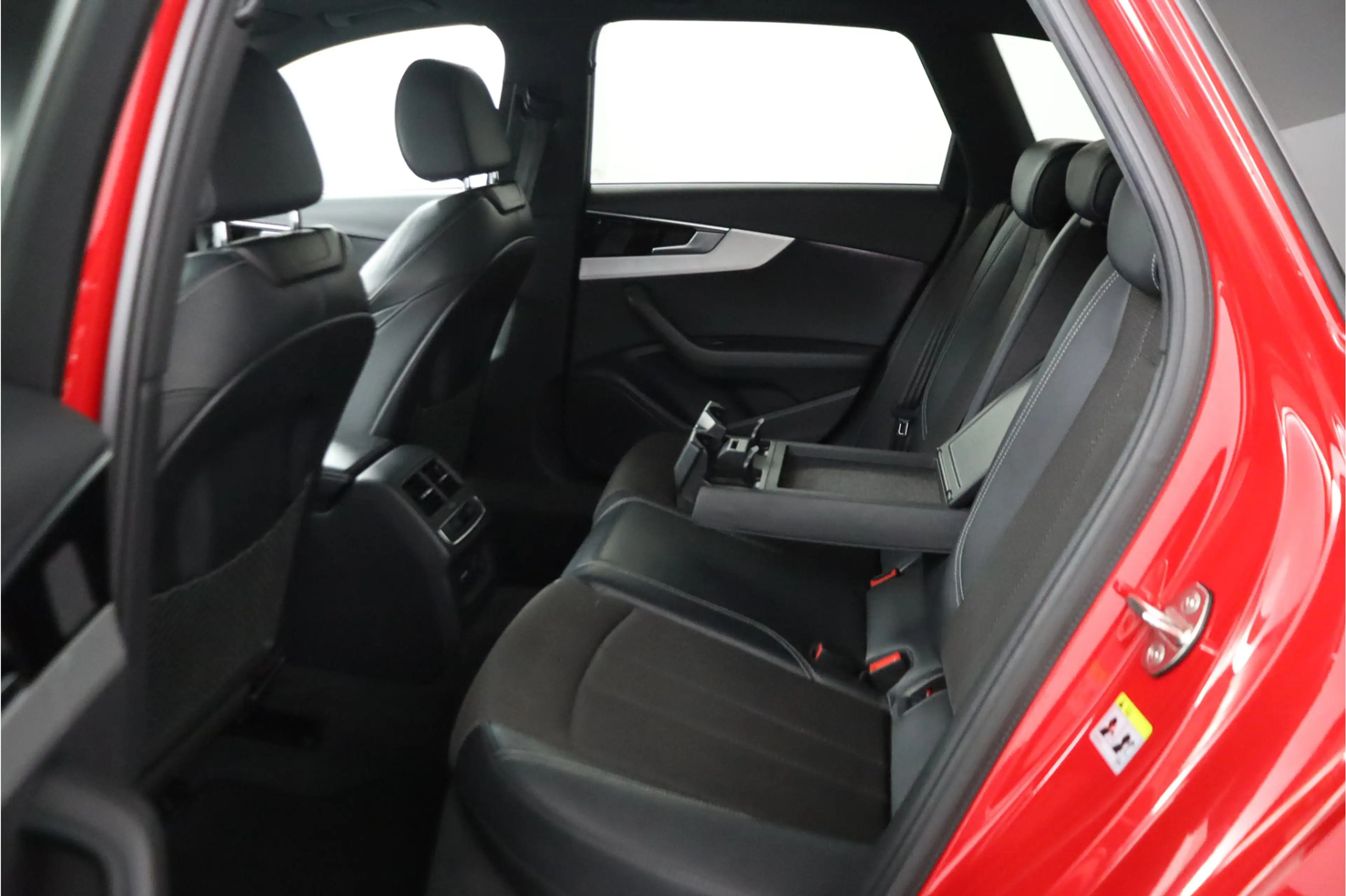 Audi A4 Avant 35 TFSI S-LINE Launch Edition Sport, Orig.NL — photo 37