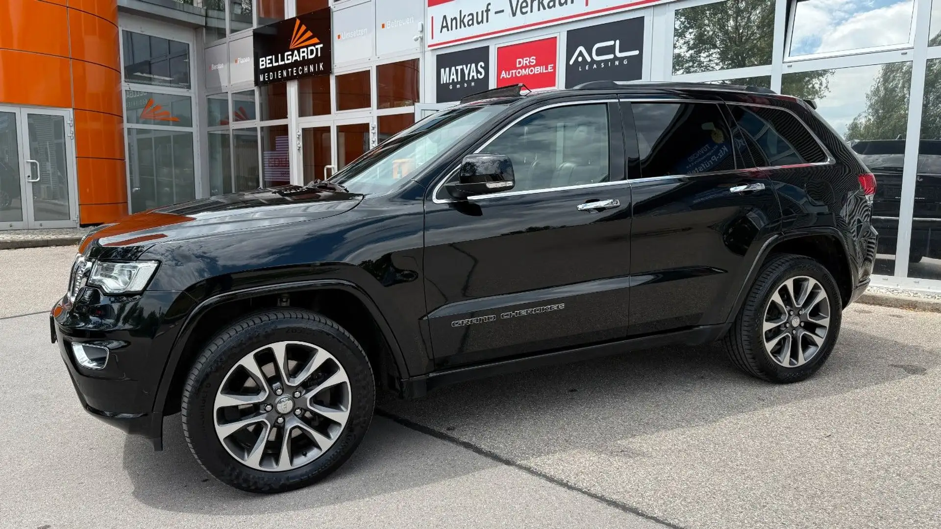 Jeep Grand Cherokee 3.0 CRD Overland/Pano/AHK/Kamera Schwarz - 2