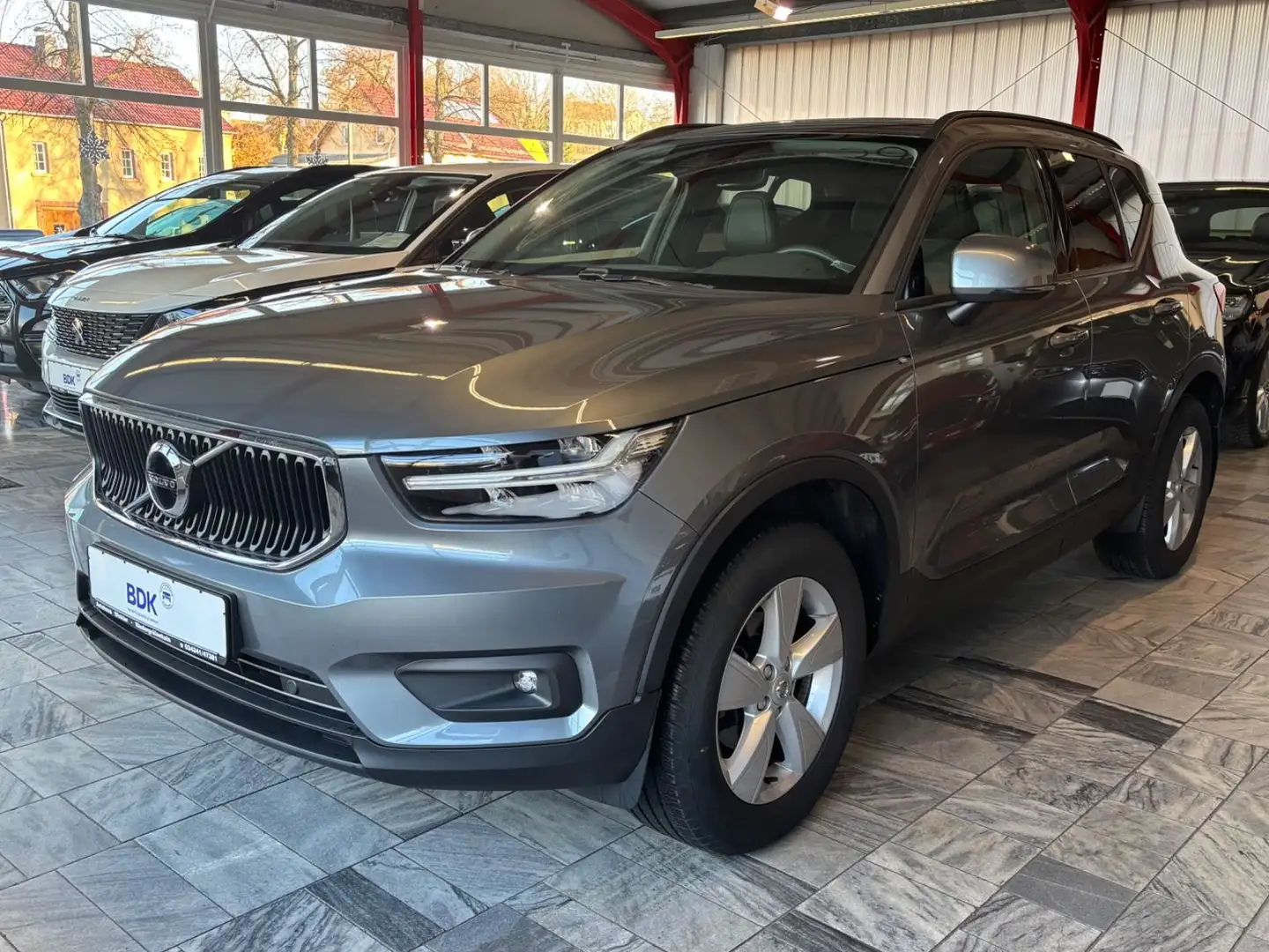Volvo XC40 2WD Navi DAB+ Winterpaket AHK Grau - 2