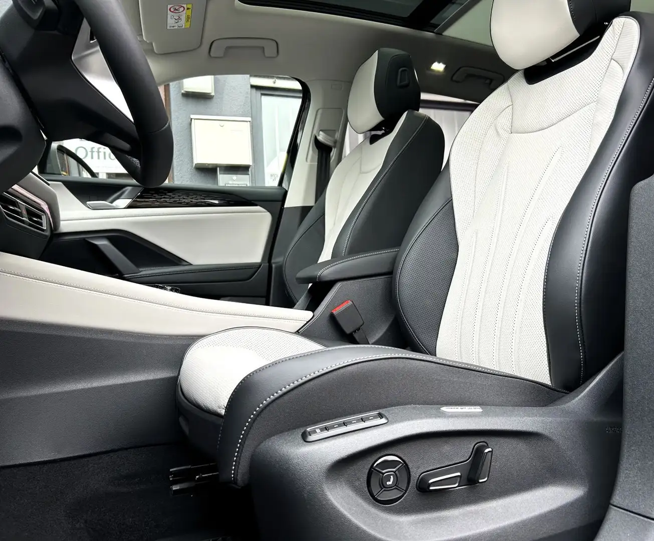 Volkswagen Tiguan 1.5 eTSI Elegance *PANO* MASSAGESITZE* Zwart - 2