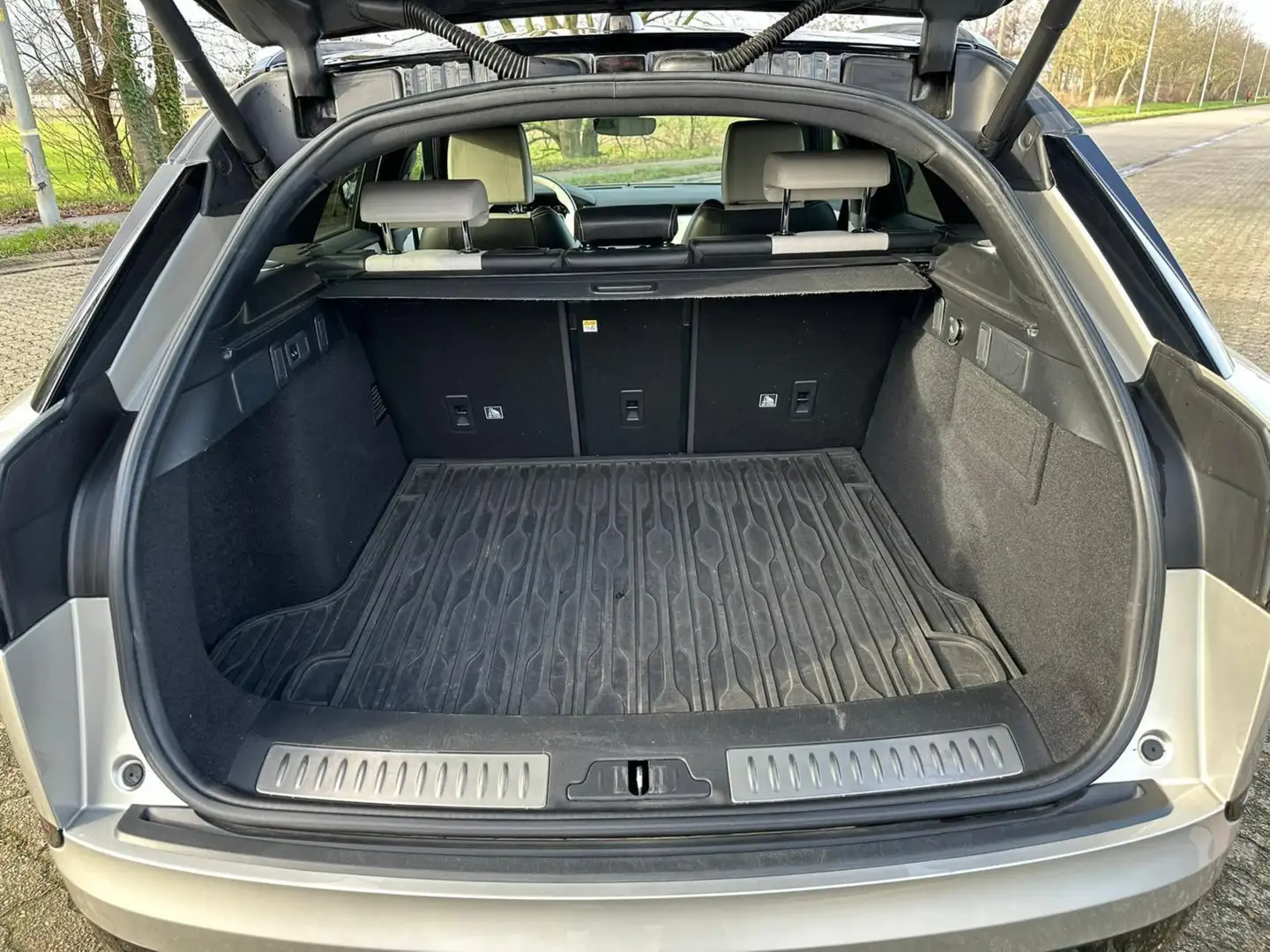 Land Rover Range Rover Velar 2.0d R-Dynamic SE - 2