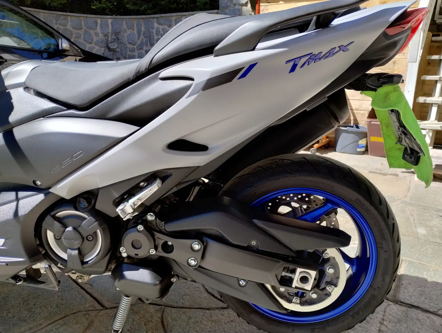 Yamaha TMAX 560 Base Grigio - 2