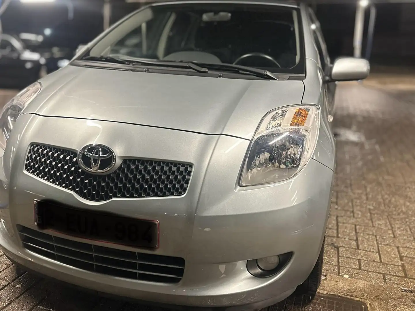 Toyota Yaris 1.3 vvti Gris - 1