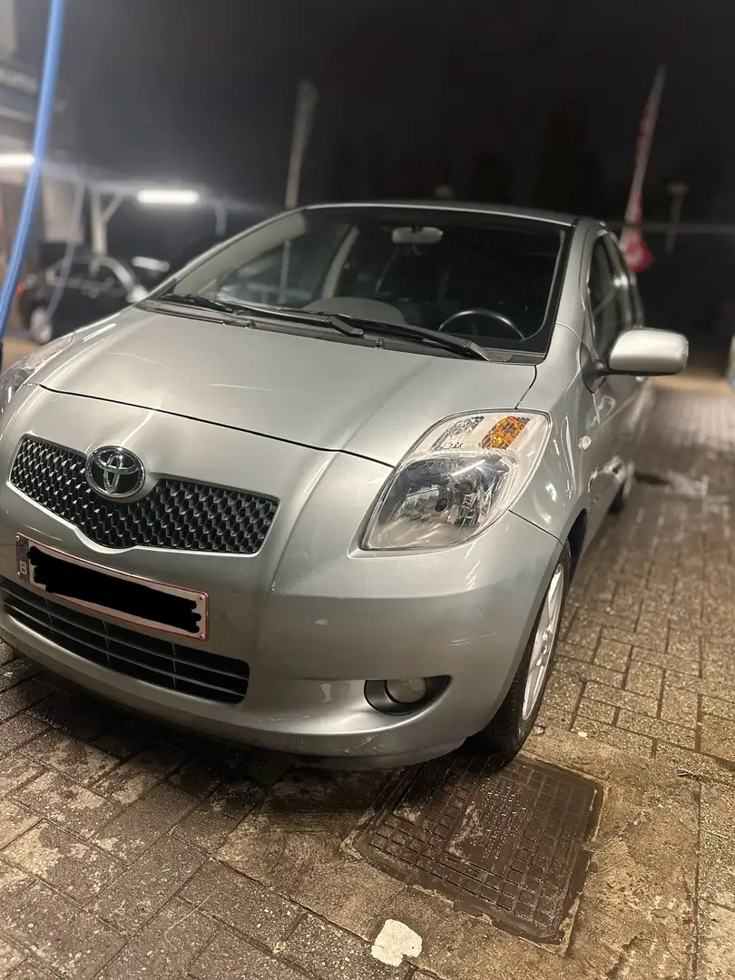 Toyota Yaris 1.3 vvti Gris - 2