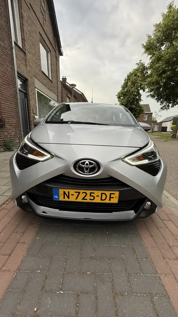 Toyota Aygo 1.0 VVT-i x-joy Gris - 2