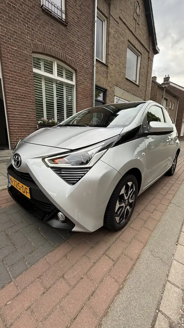 Toyota Aygo 1.0 VVT-i x-joy Gris - 1
