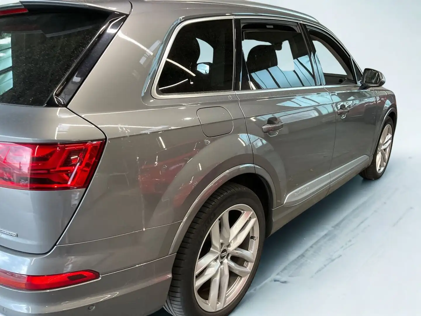 Audi Q7 Q7 3.0 V6 TDI Clean Diesel Tiptronic 8 Quattro 5pl Grijs - 2