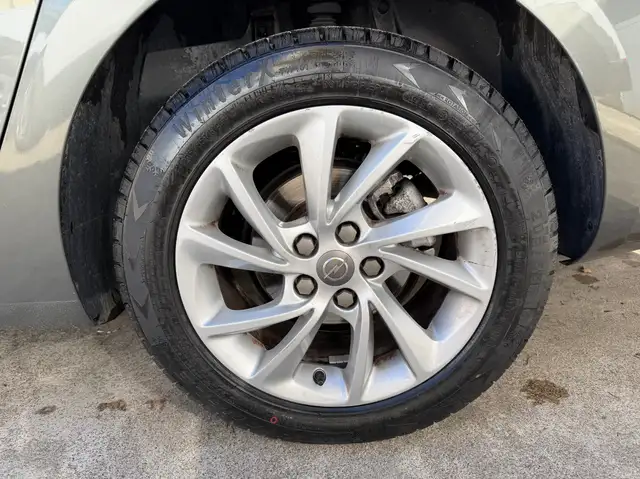 Opel Astra view 7