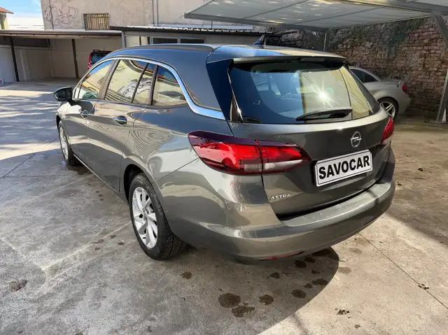 Opel Astra view 5