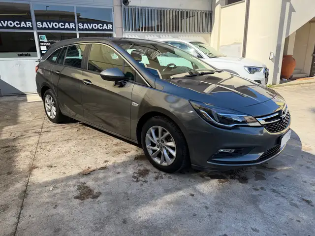 Opel Astra view 2