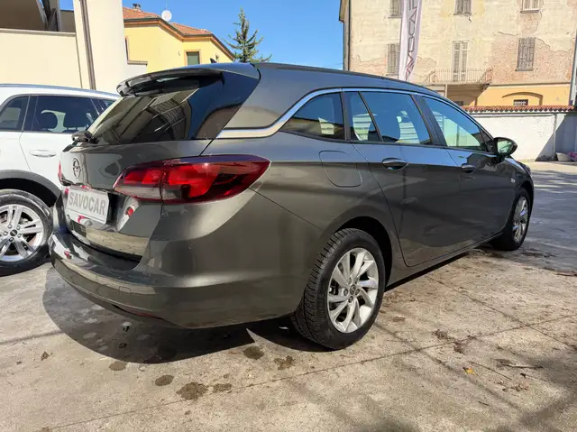 Opel Astra view 3