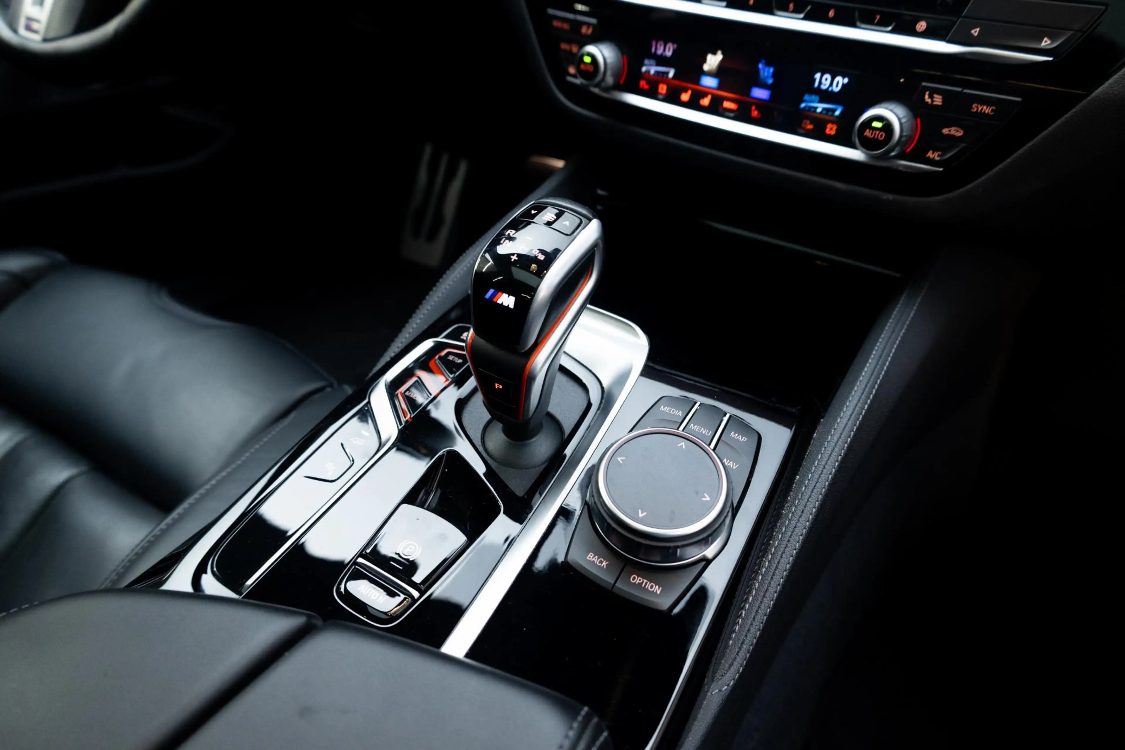 BMW M5 5-serie | Bowers & Wilkins | Driving Assistant Pro — photo 24