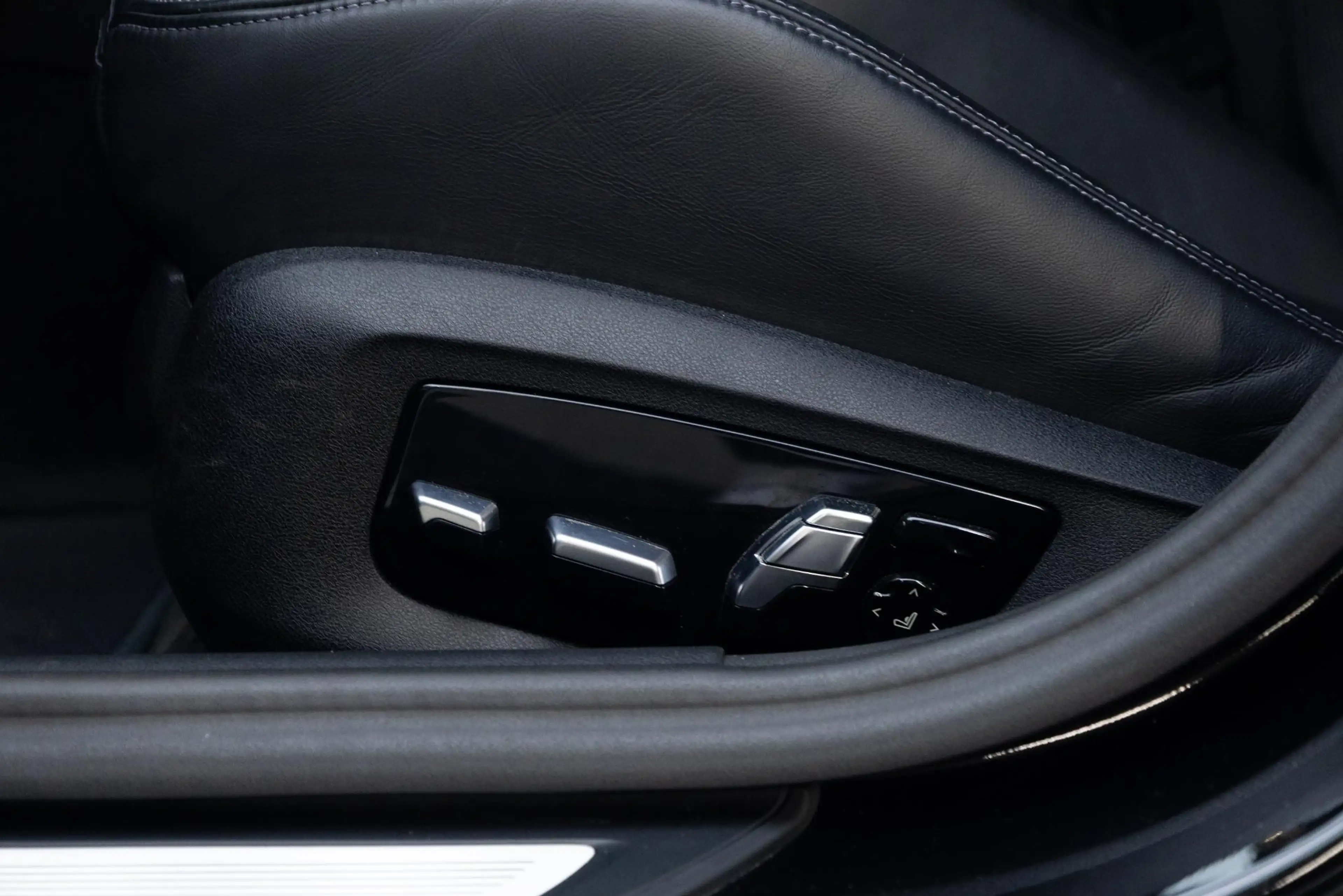 BMW M5 5-serie | Bowers & Wilkins | Driving Assistant Pro — photo 11